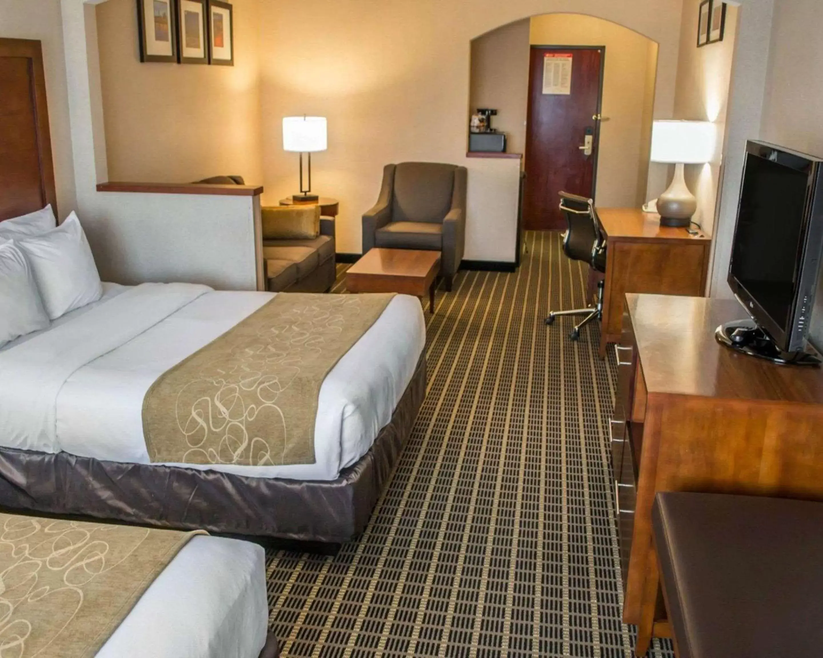 Photo of the whole room, Bed in Comfort Suites Portland Southwest Photo of the whole room, Bed in Comfort Suites Portland Southwest