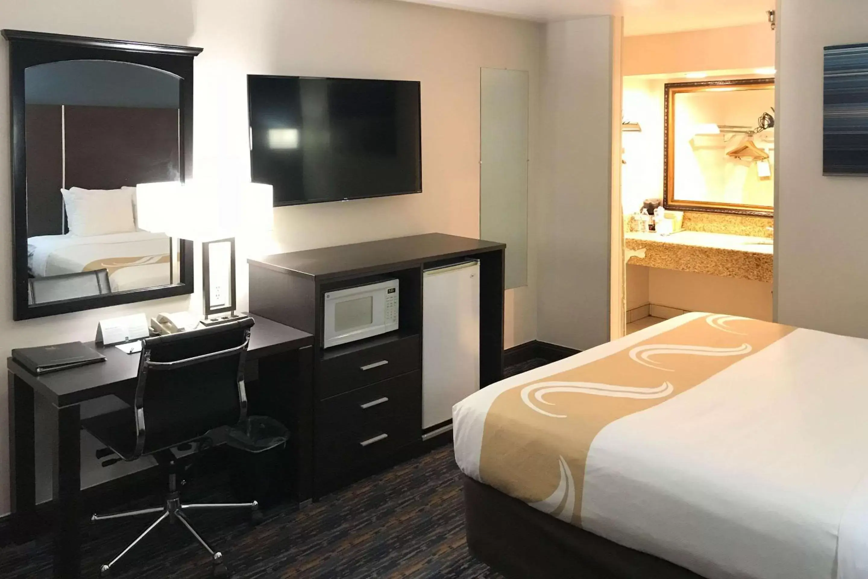 Photo of the whole room, TV/Entertainment Center in Quality Inn Ontario Airport Convention Center