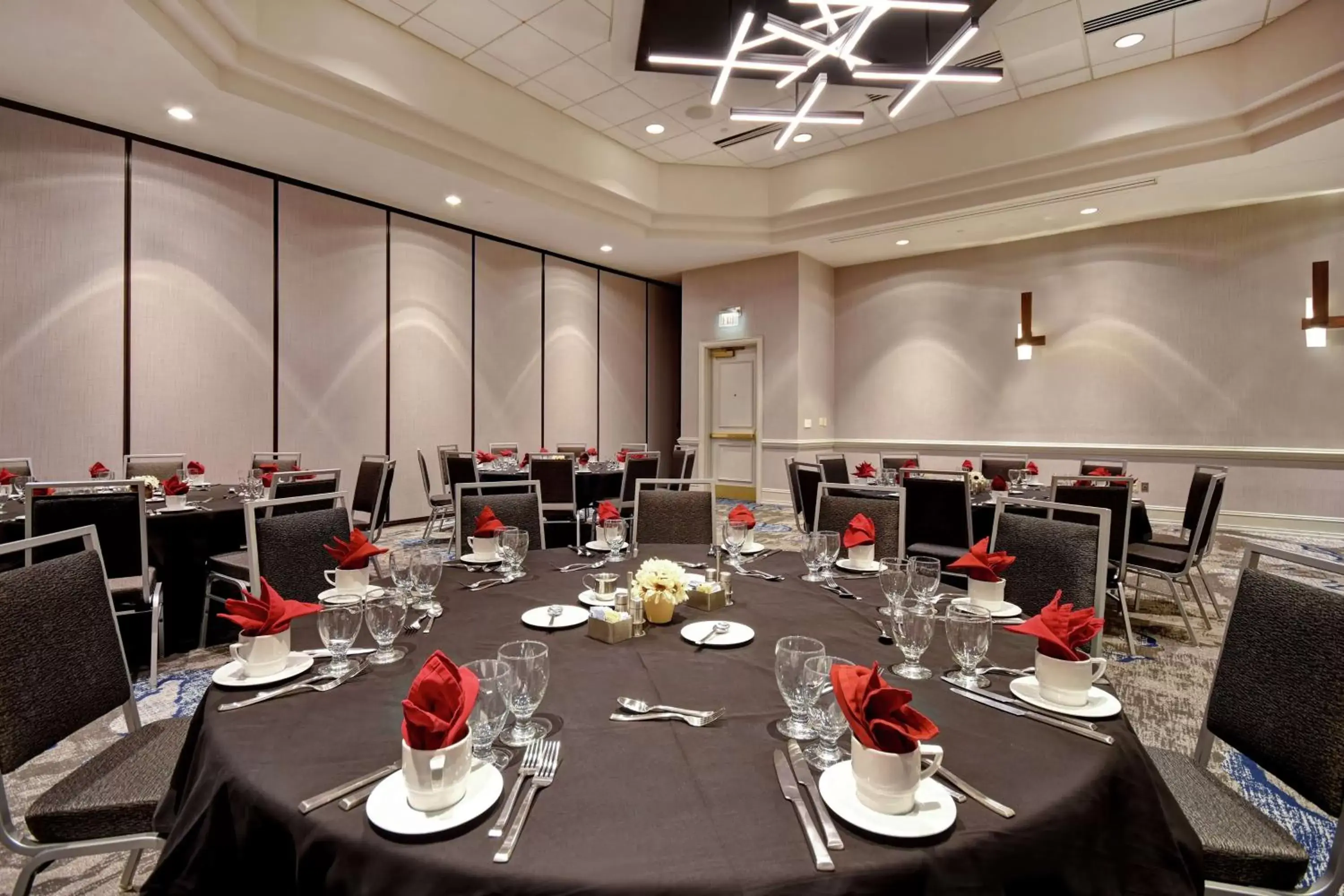 Meeting/conference room, Restaurant/Places to Eat in Embassy Suites Charleston