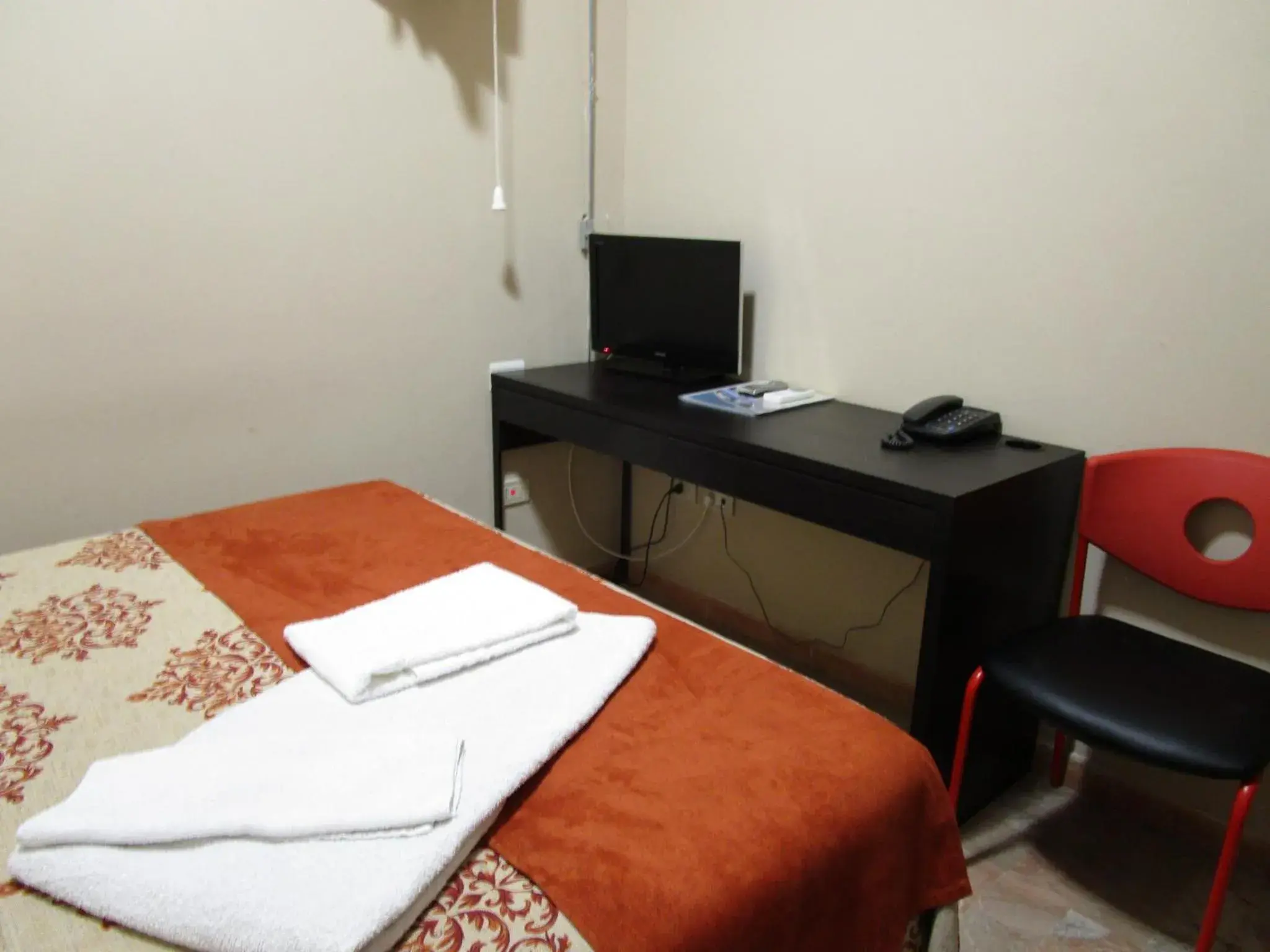 Bed, TV/Entertainment Center in Hotel Nelton