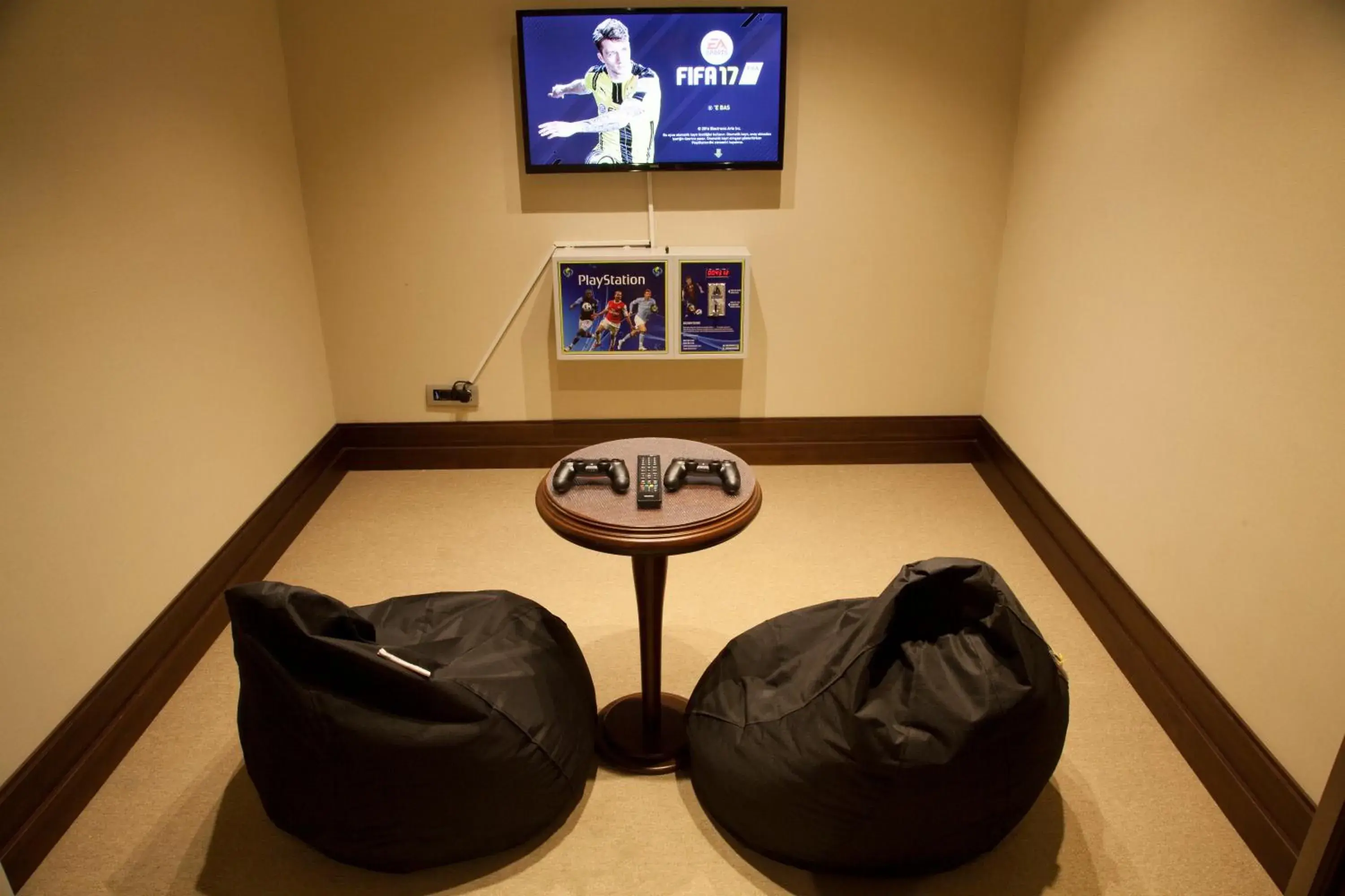 Communal lounge/ TV room, TV/Entertainment Center in Nova Plaza Boutique & Spa
