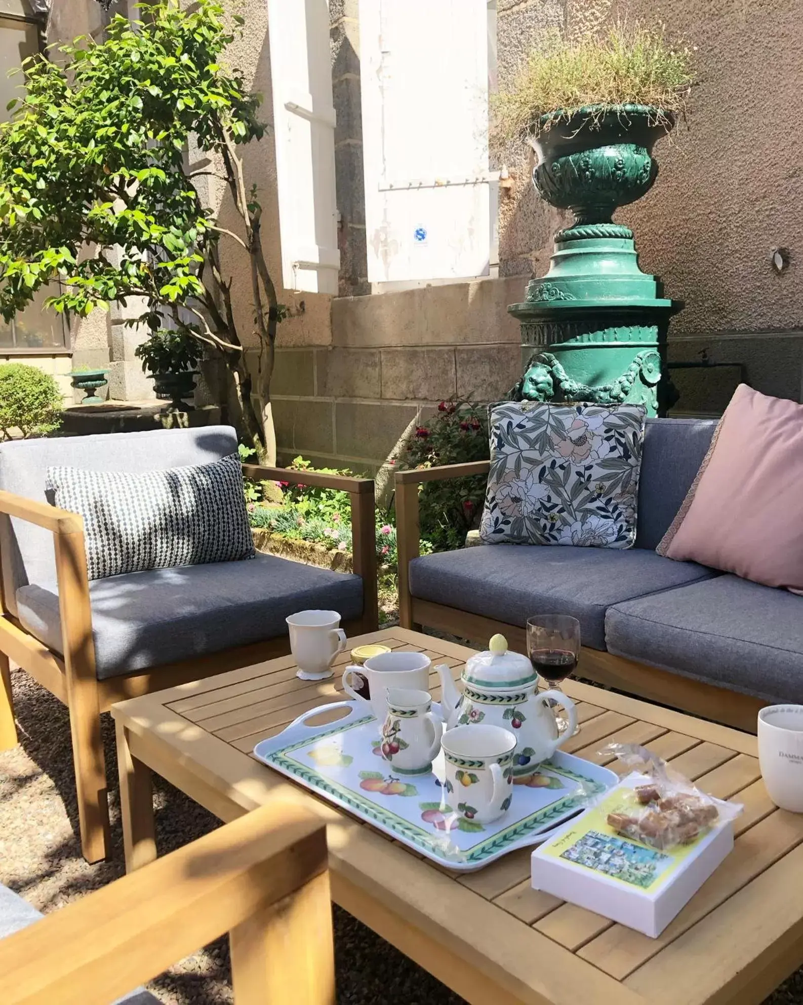 Patio in L'Hotel de Hercé Chambre d'Hote