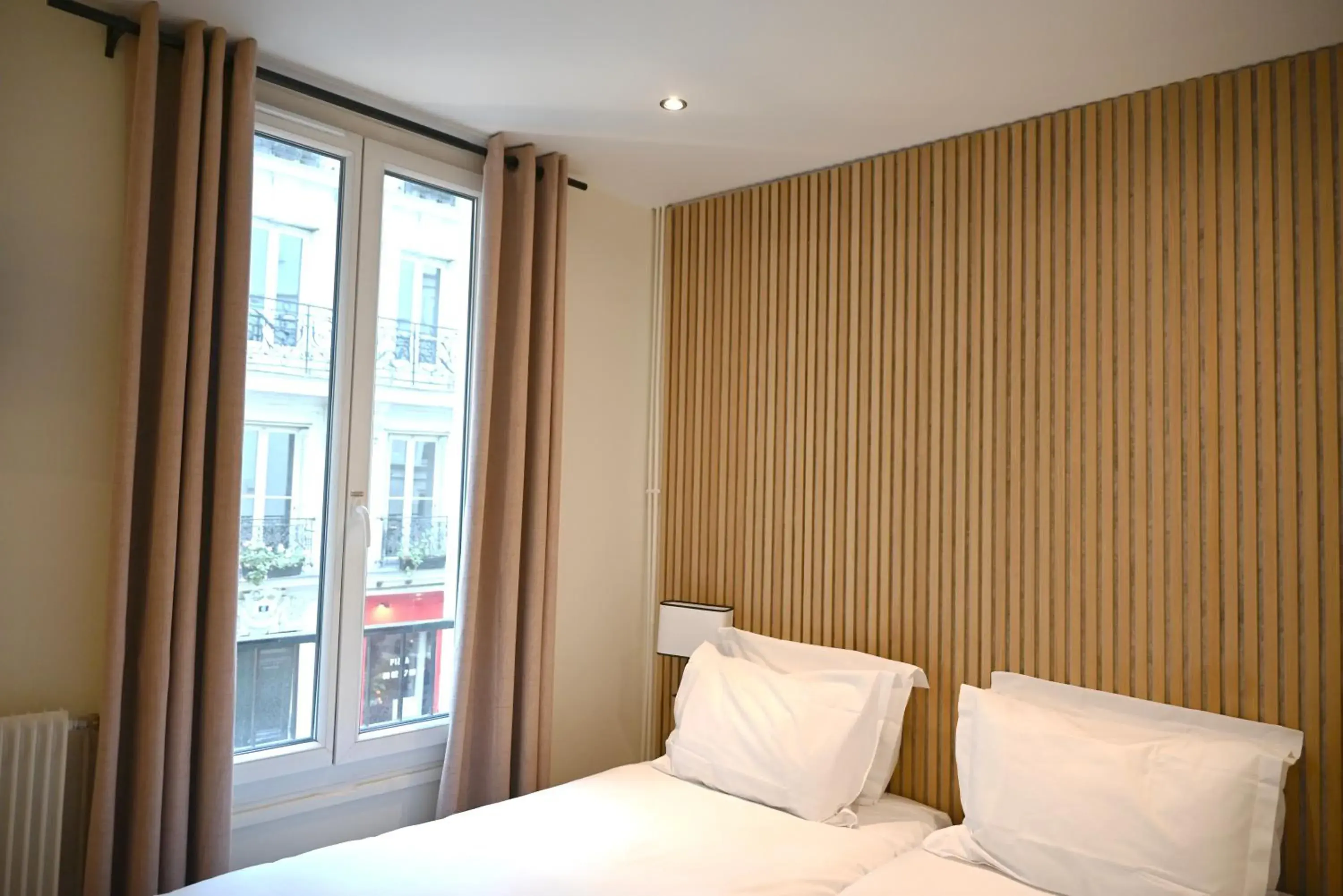Bedroom, Bed in Pavillon de Montmartre