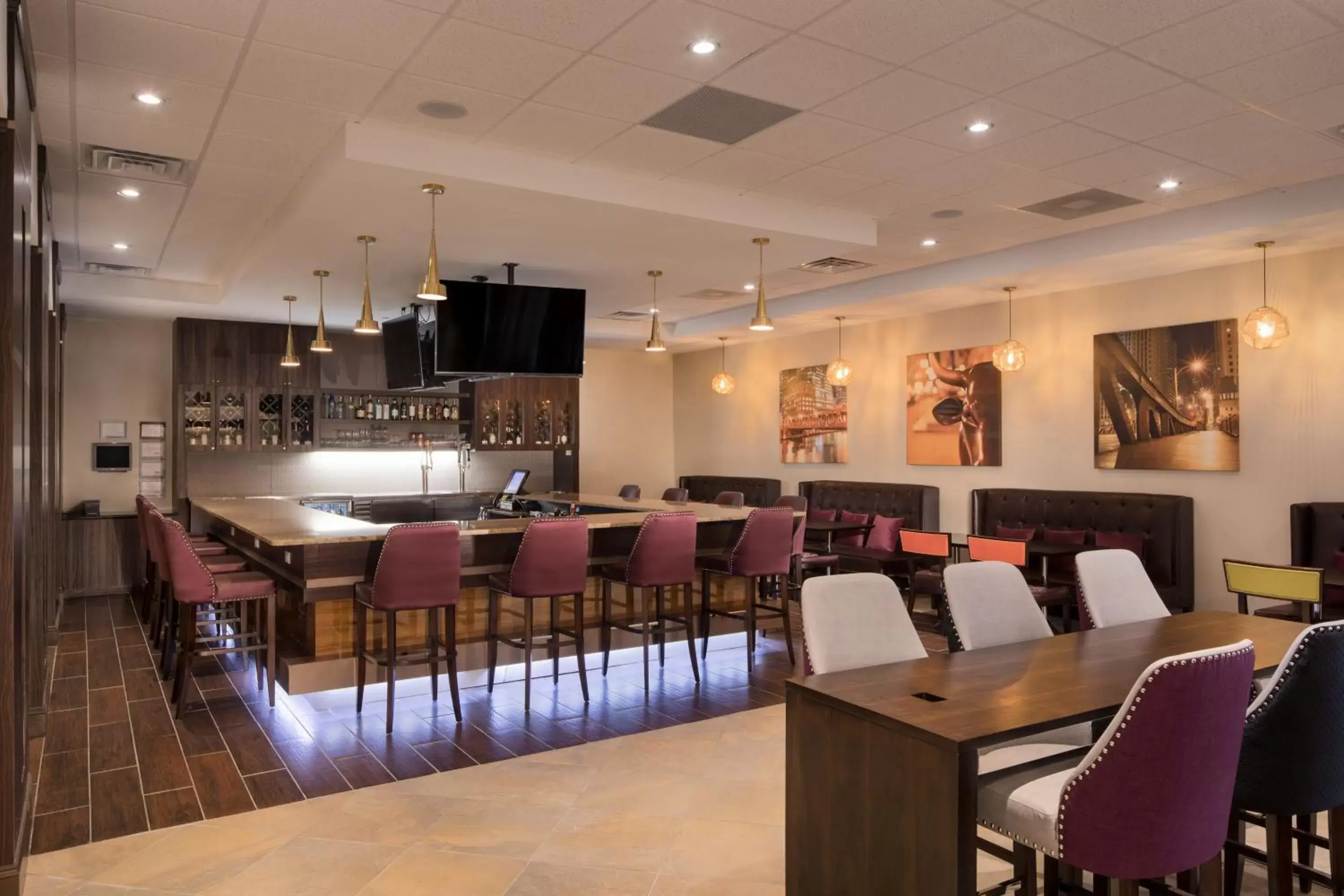 Lounge or bar, Restaurant/Places to Eat in Crowne Plaza Chicago SW - Burr Ridge, an IHG Hotel