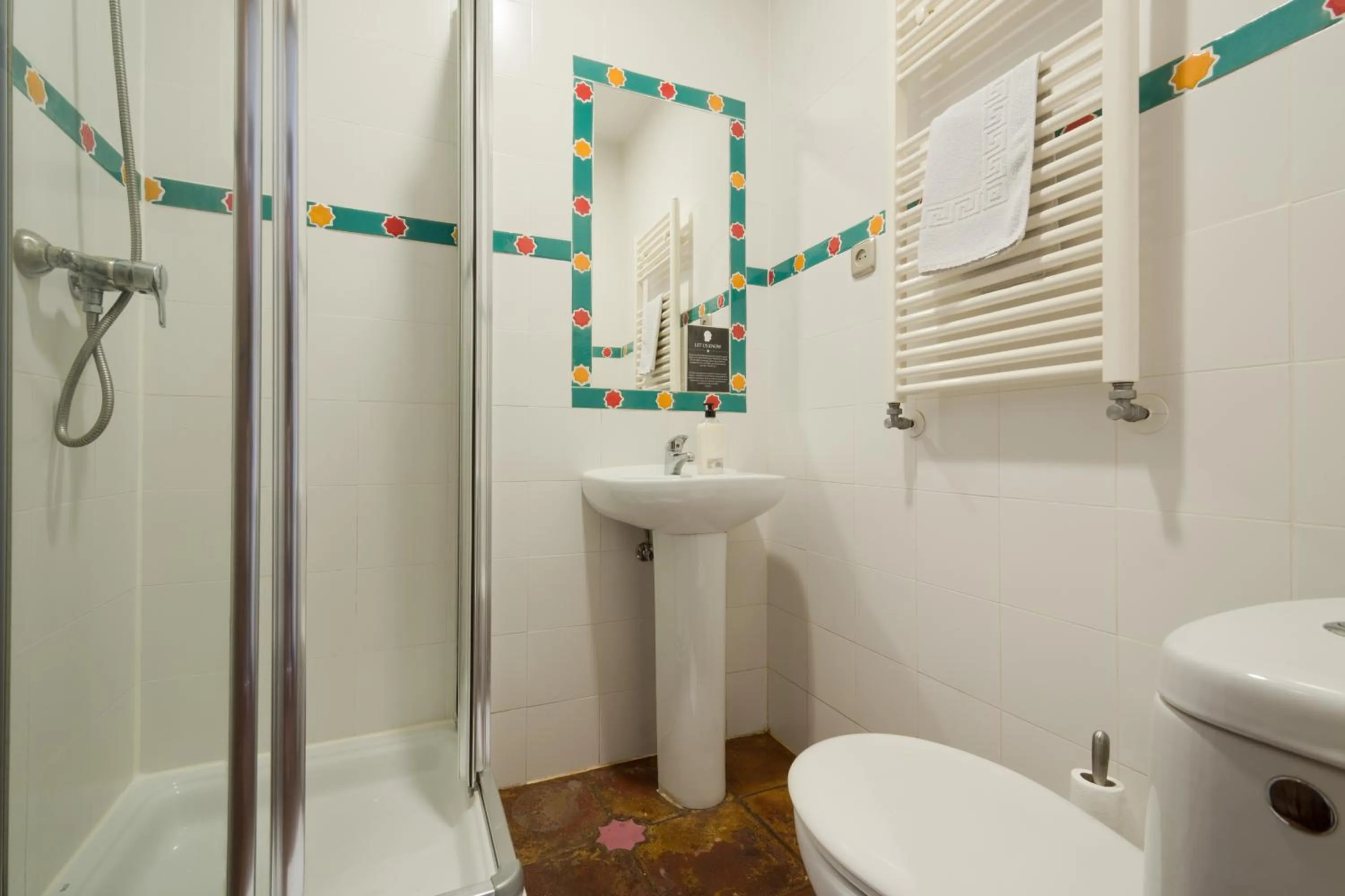 Shower in Oasis Backpackers' Hostel Granada