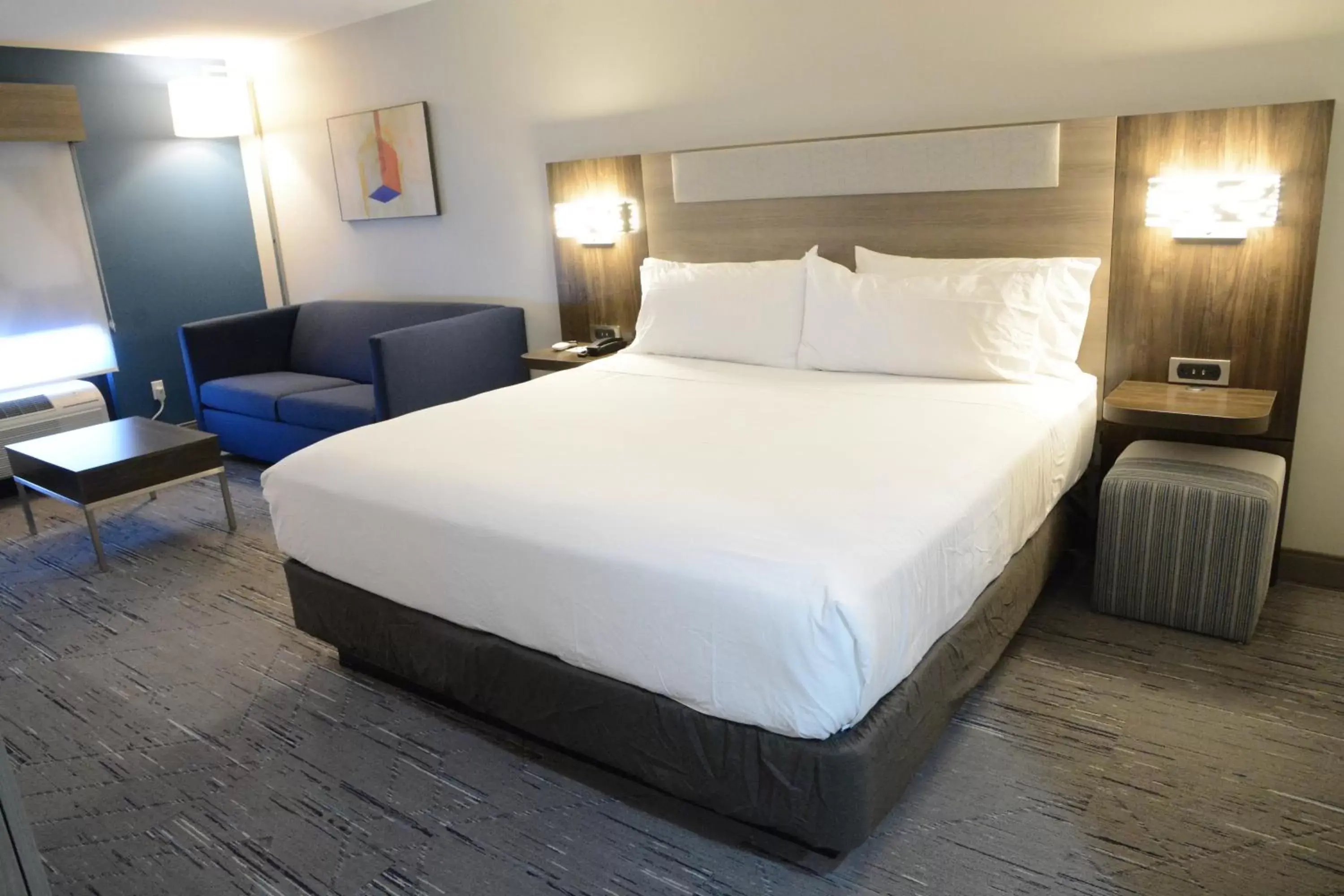 Photo of the whole room, Bed in Holiday Inn Express Athens, an IHG Hotel