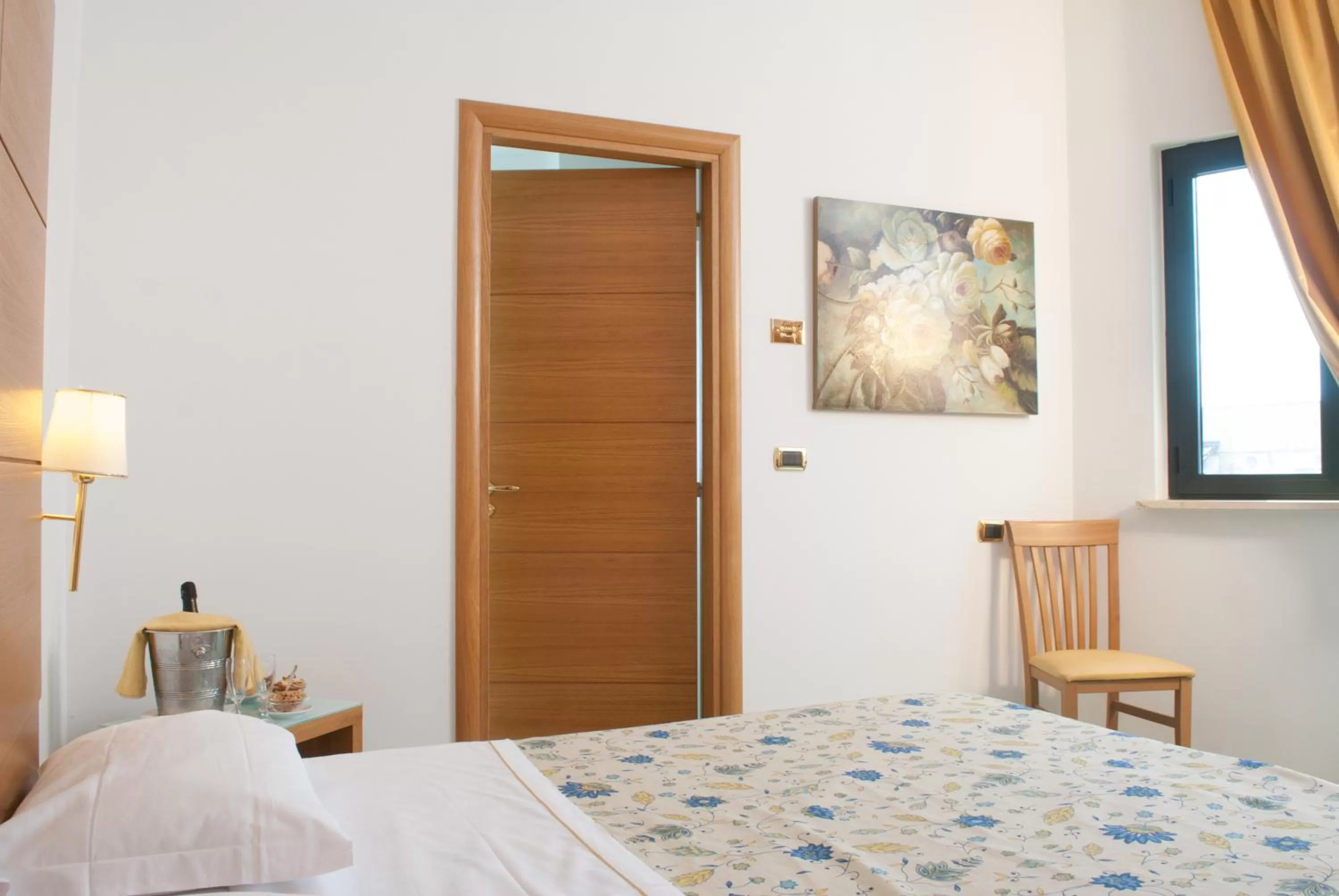 Shower, Bed in City Hotel