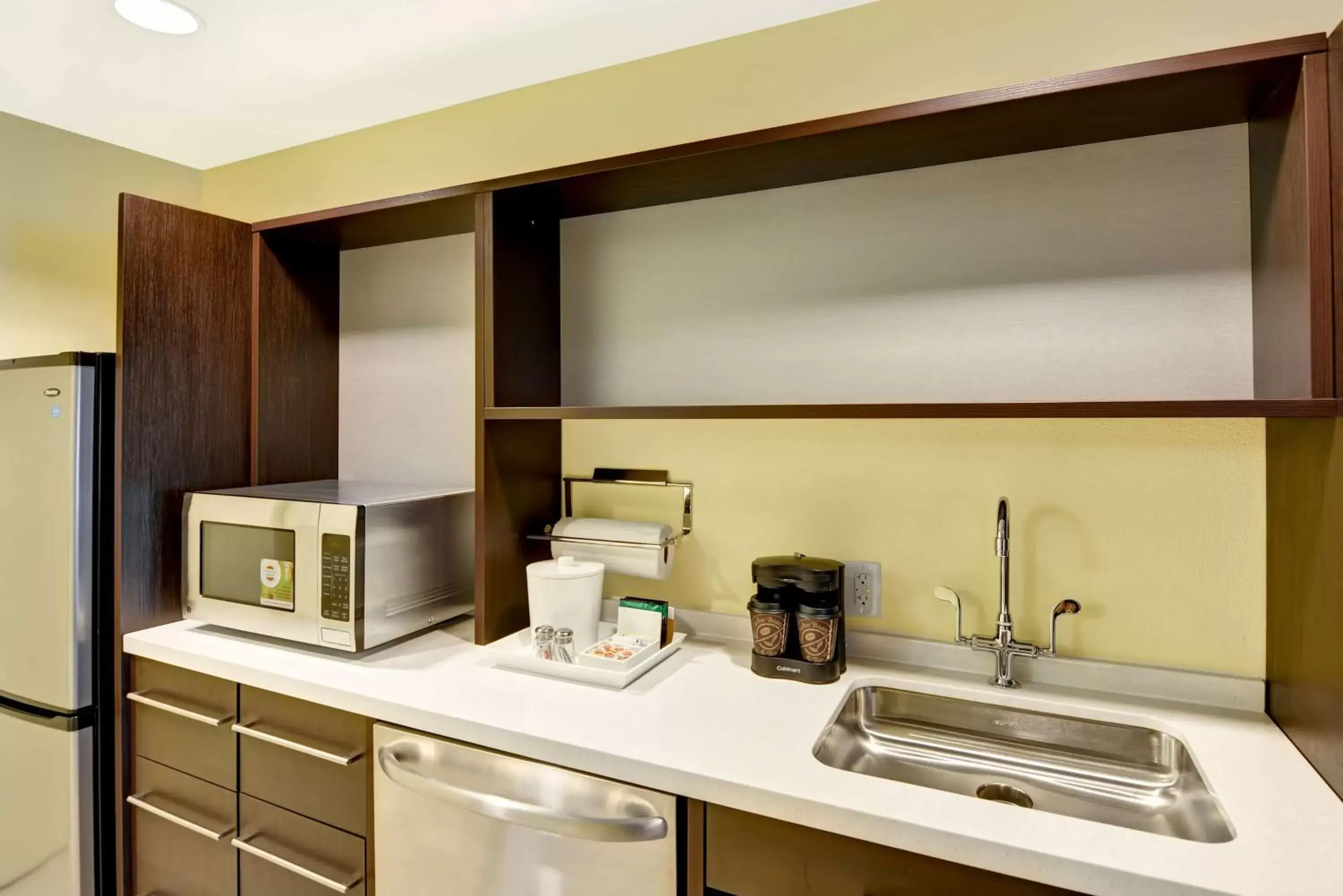 Bedroom, Kitchen/Kitchenette in Home2 Suites By Hilton Dickson City Scranton