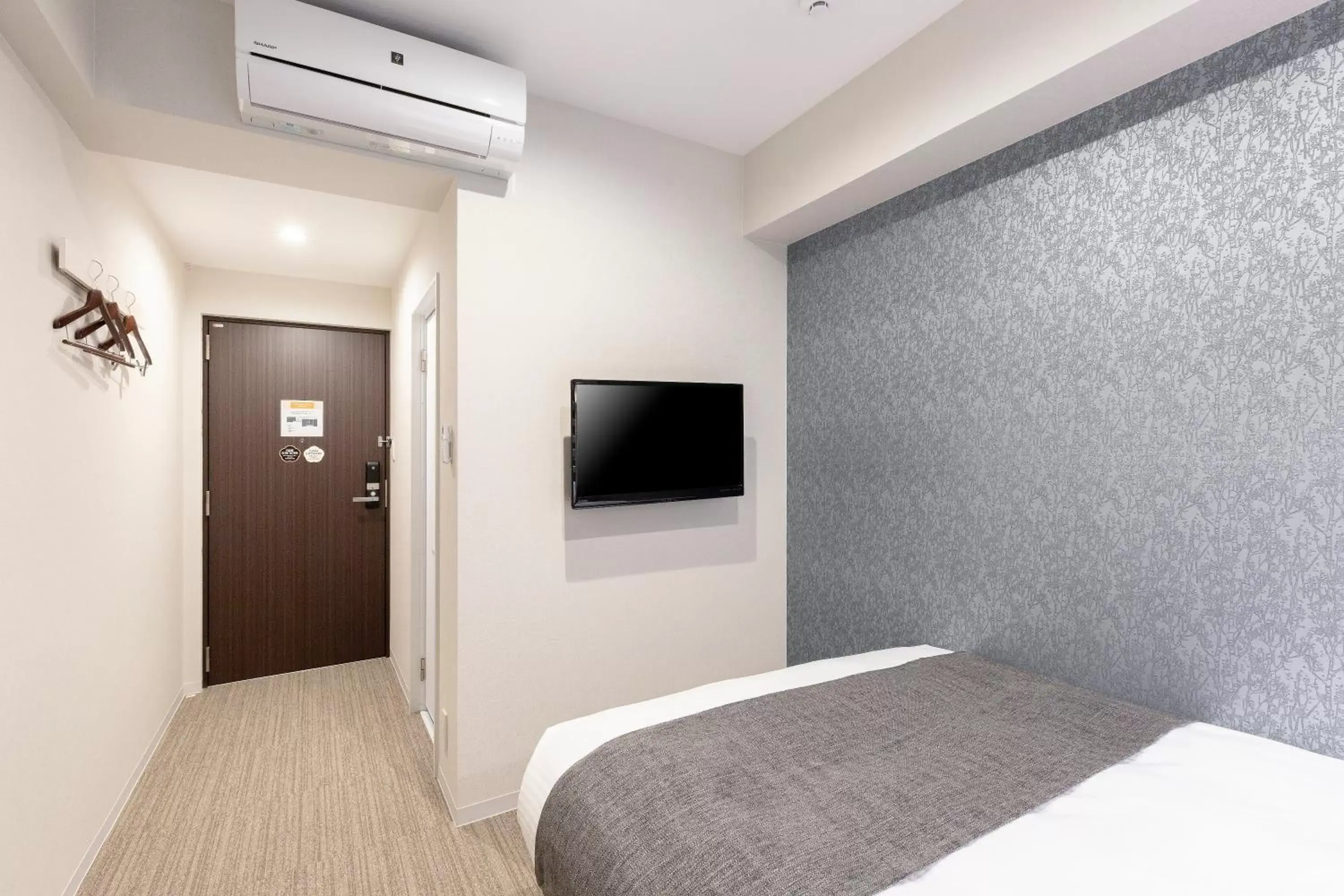 Bedroom, TV/Entertainment Center in M's Hotel Gojo Naginatagiri