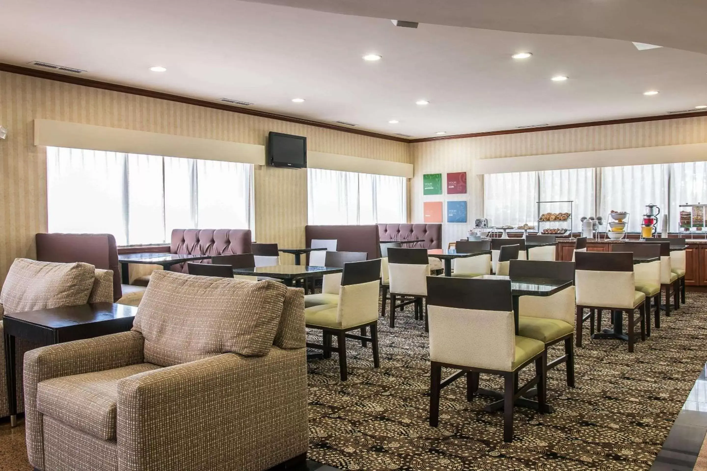 Restaurant/Places to Eat in Comfort Suites Canton