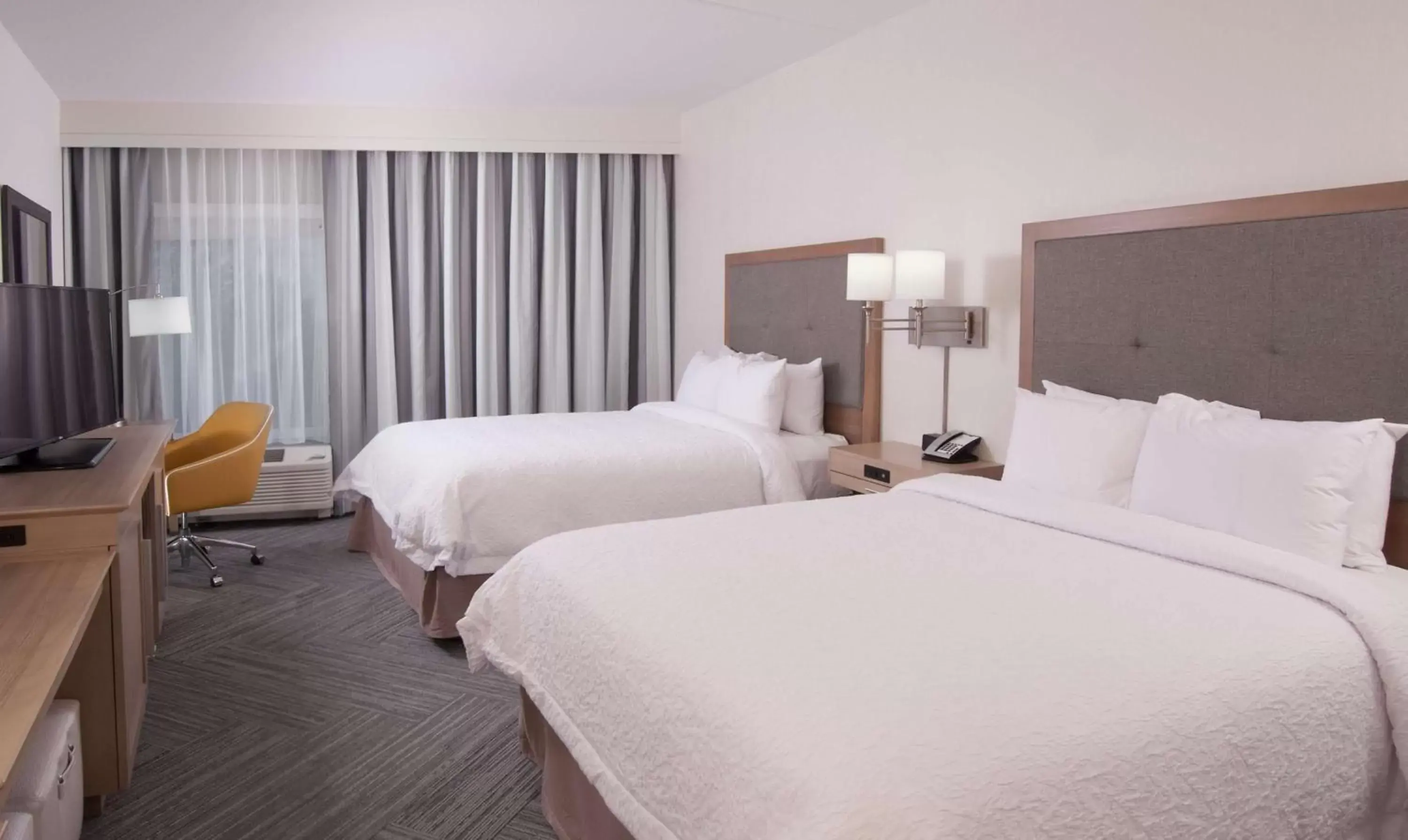 Bed in Hampton Inn & Suites by Hilton Augusta-Washington Rd