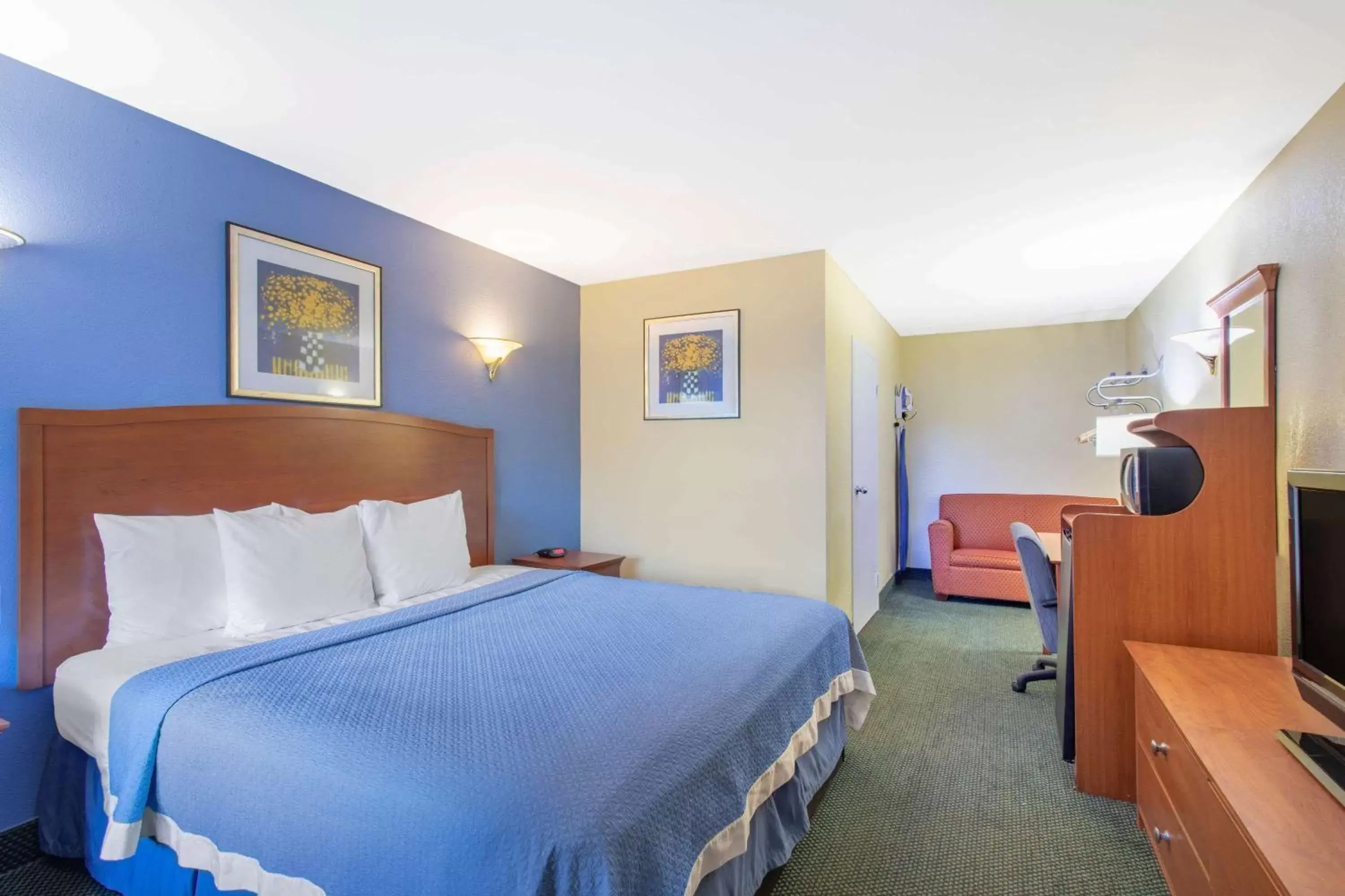 Photo of the whole room, Bed in Days Inn by Wyndham Elmsford