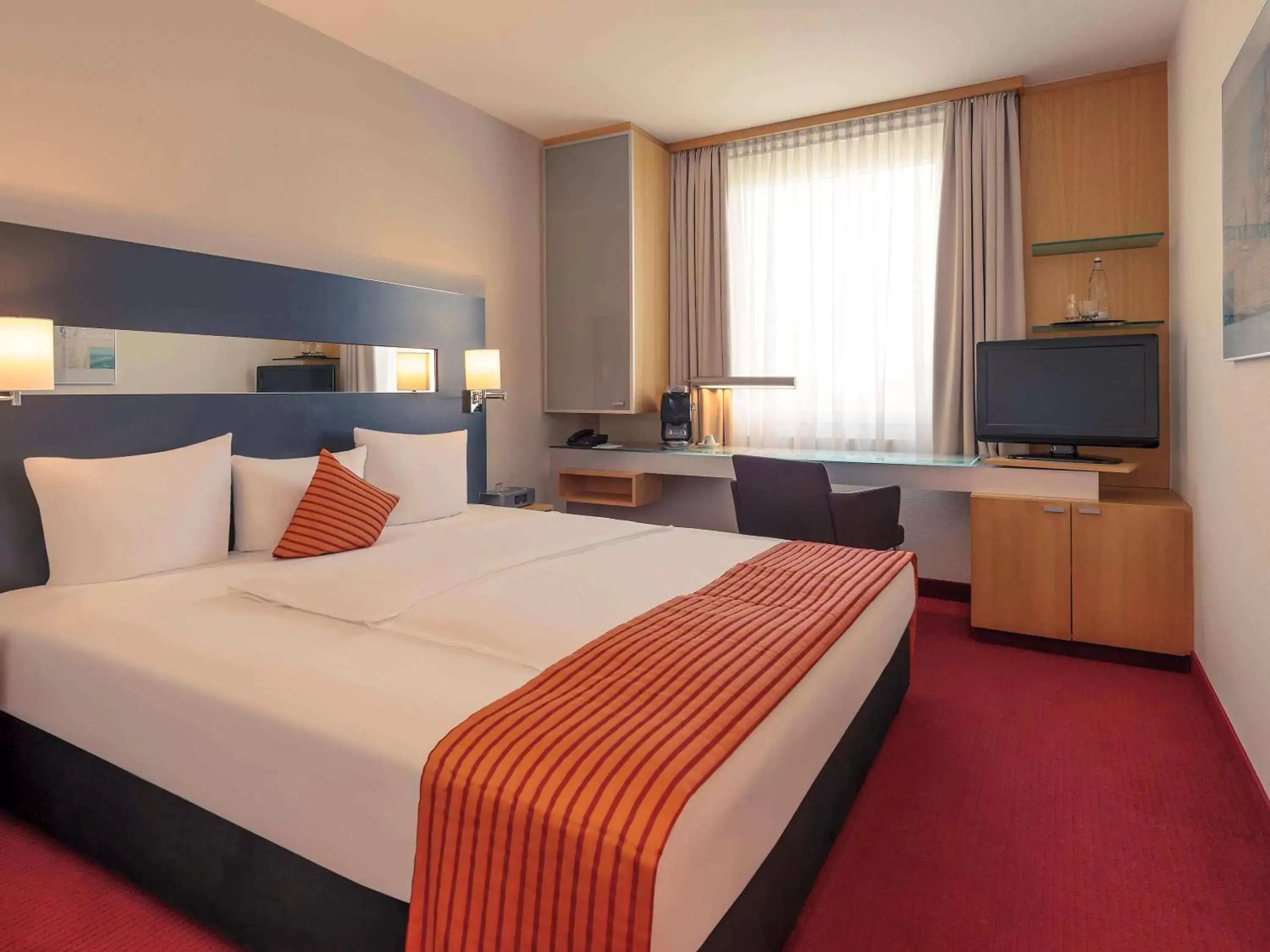 Photo of the whole room, Bed in Mercure Hotel Düsseldorf City Nord