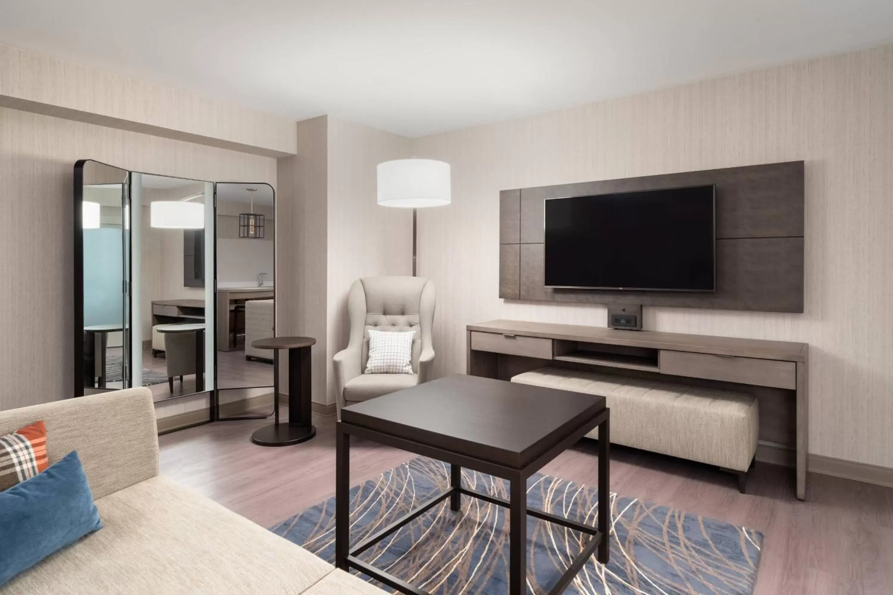 Living room, TV/Entertainment Center in Mystic Marriott Hotel and Spa