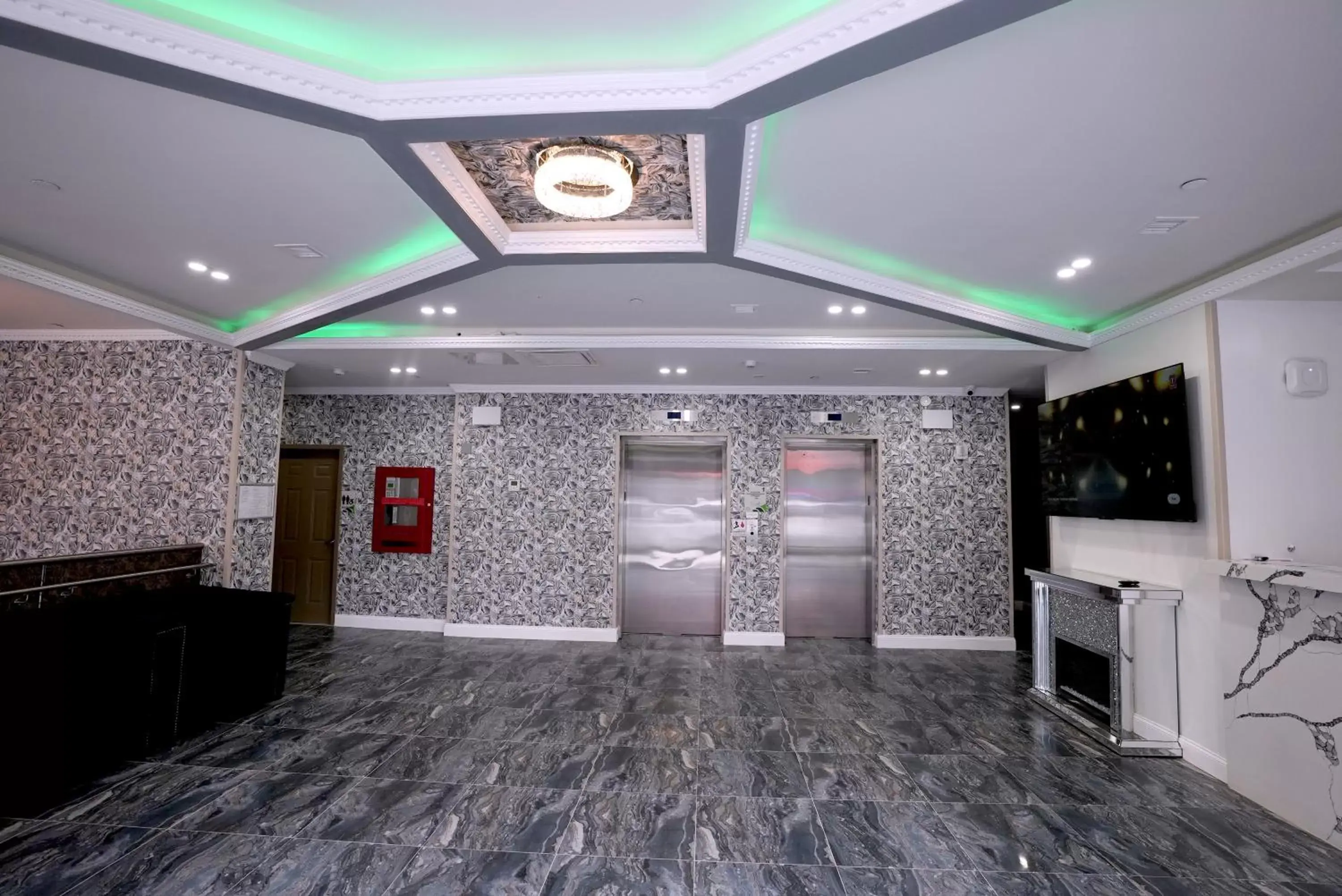 Communal lounge/ TV room in Hotel Liberty Inn & Suites-JFK Airport- La Guardia Airport
