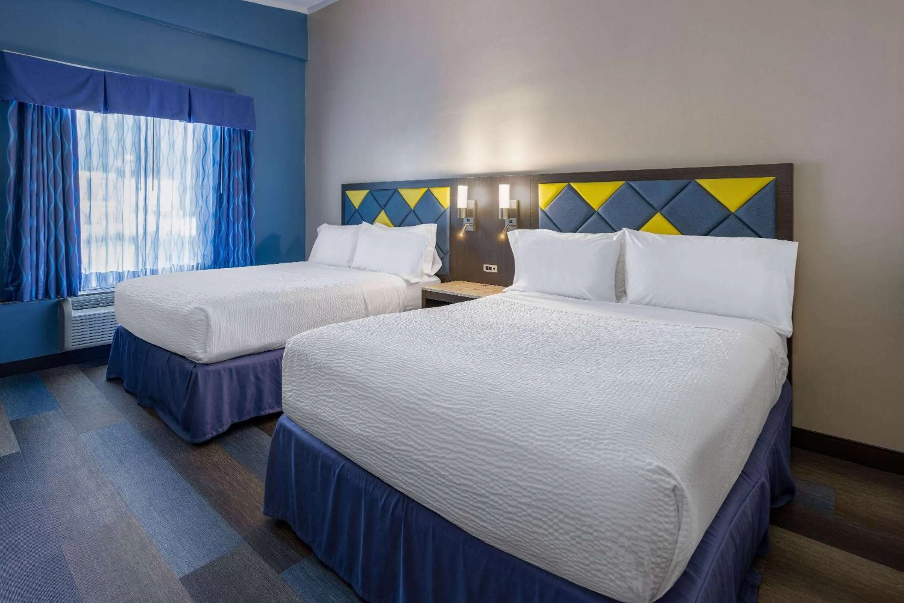 Photo of the whole room, Bed in Days Hotel by Wyndham North Bergen