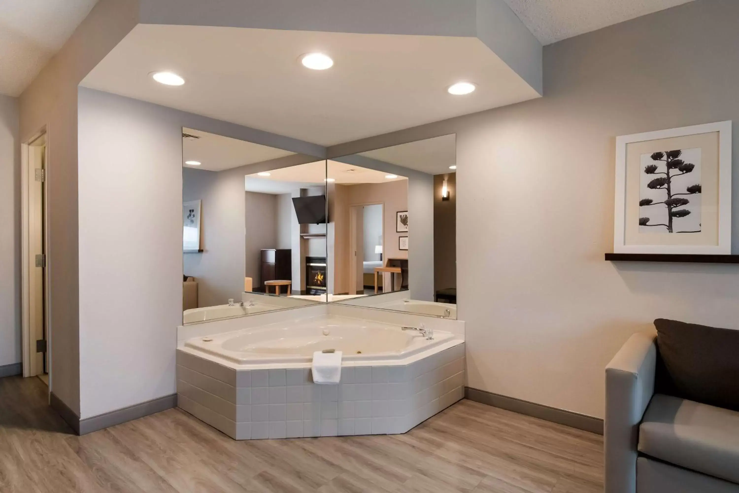 Hot Tub, Bathroom in Country Inn & Suites by Radisson, Harrisburg Northeast (Hershey), PA