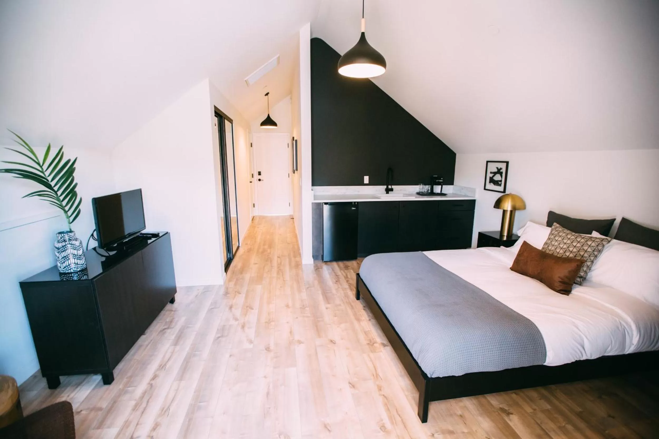 Photo of the whole room, Bed in Noon on Sunset Hill