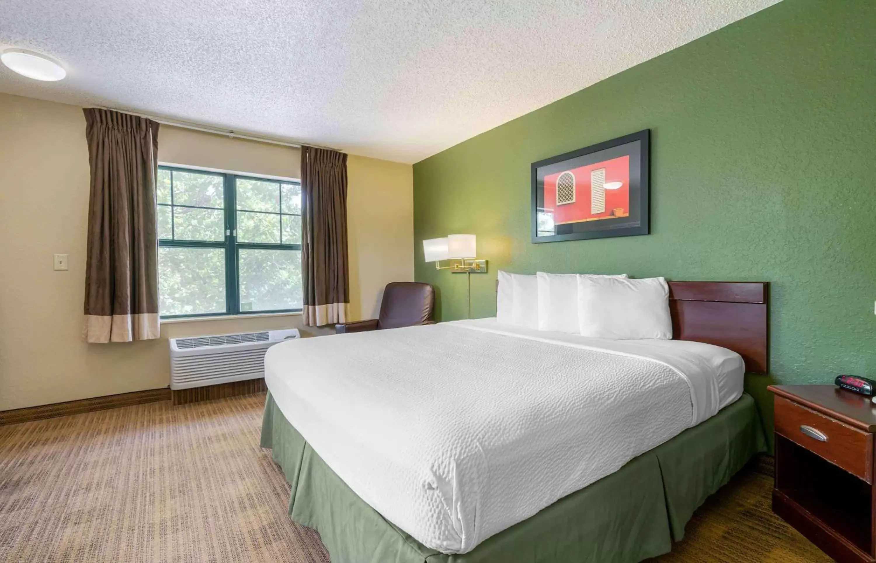 Bedroom, Bed in Extended Stay America - Orlando - Maitland - 1760 Pembrook Dr.