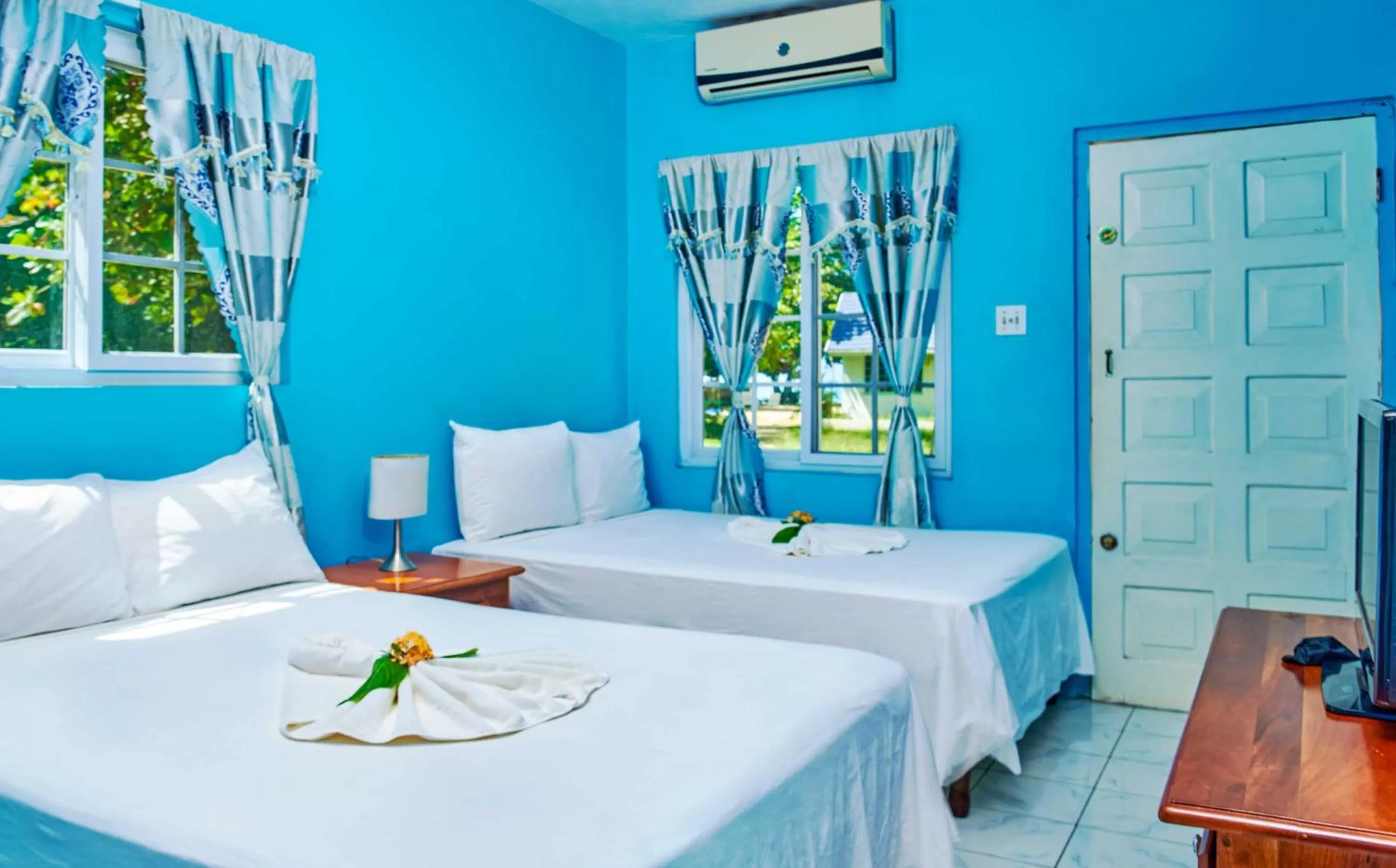 Bedroom, Bed in Yellow Bird Sea