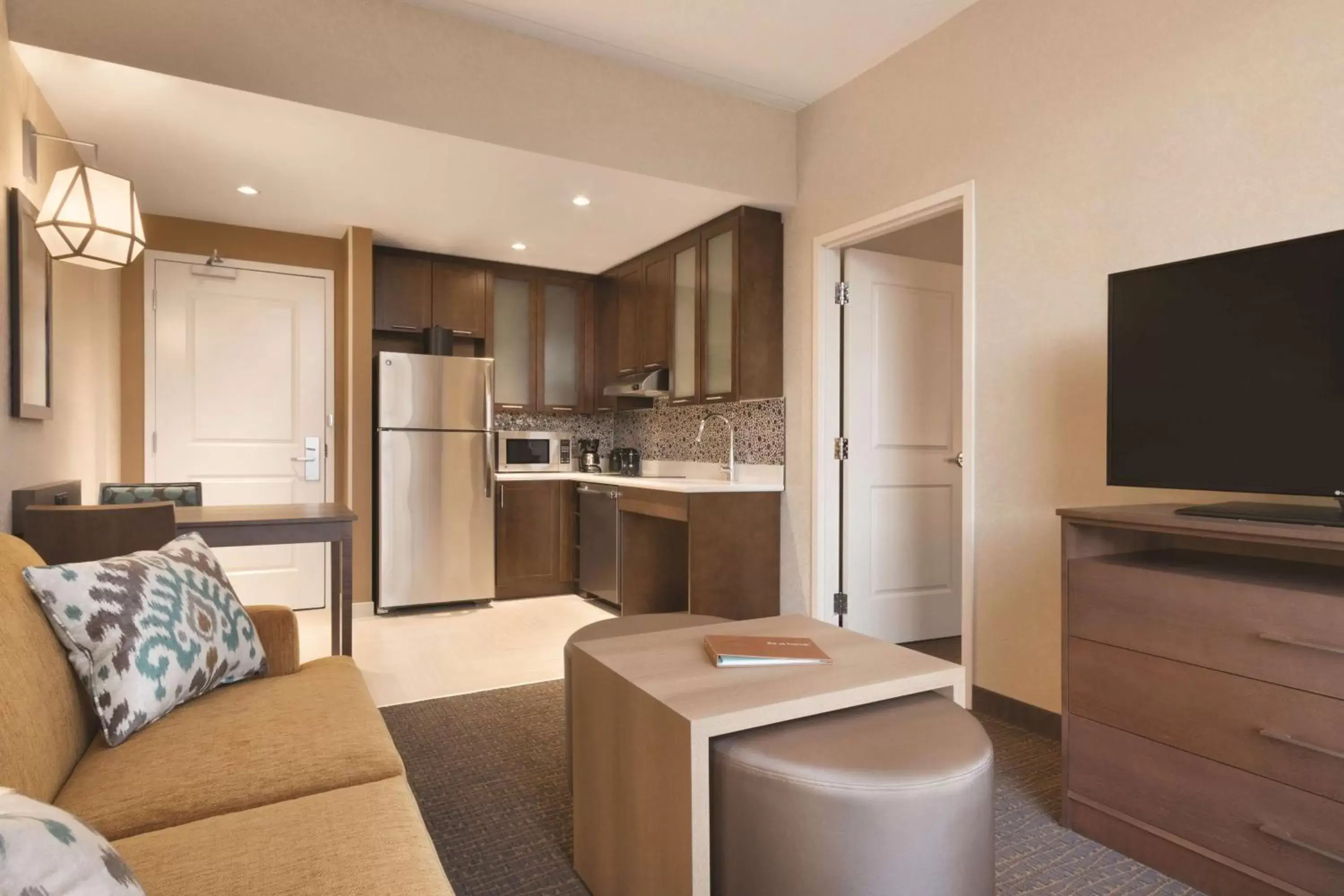 Living room, TV/Entertainment Center in Homewood Suites by Hilton Calgary Downtown