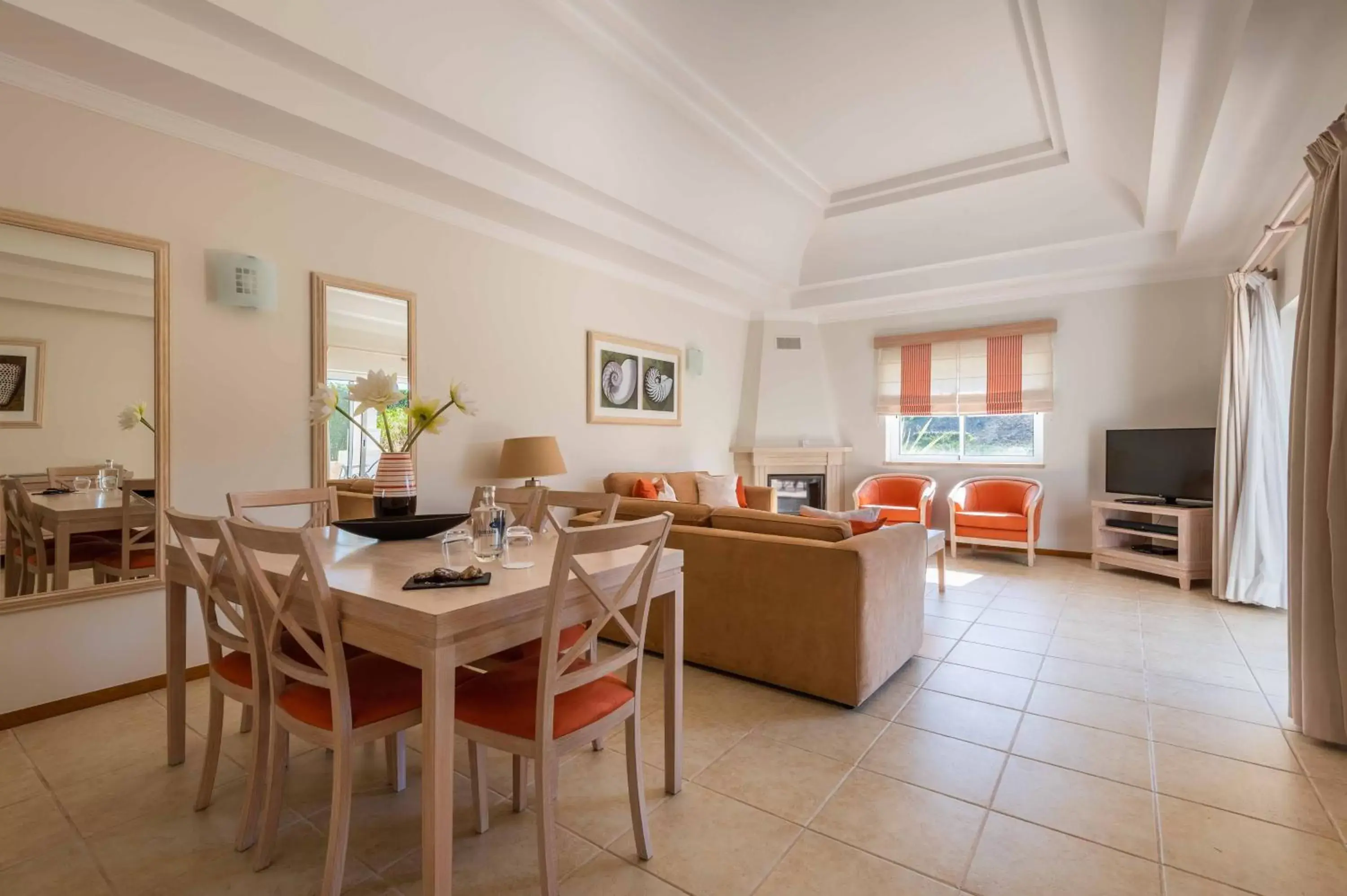 Living room, Dining Area in Vale d'Oliveiras Quinta Resort & Spa