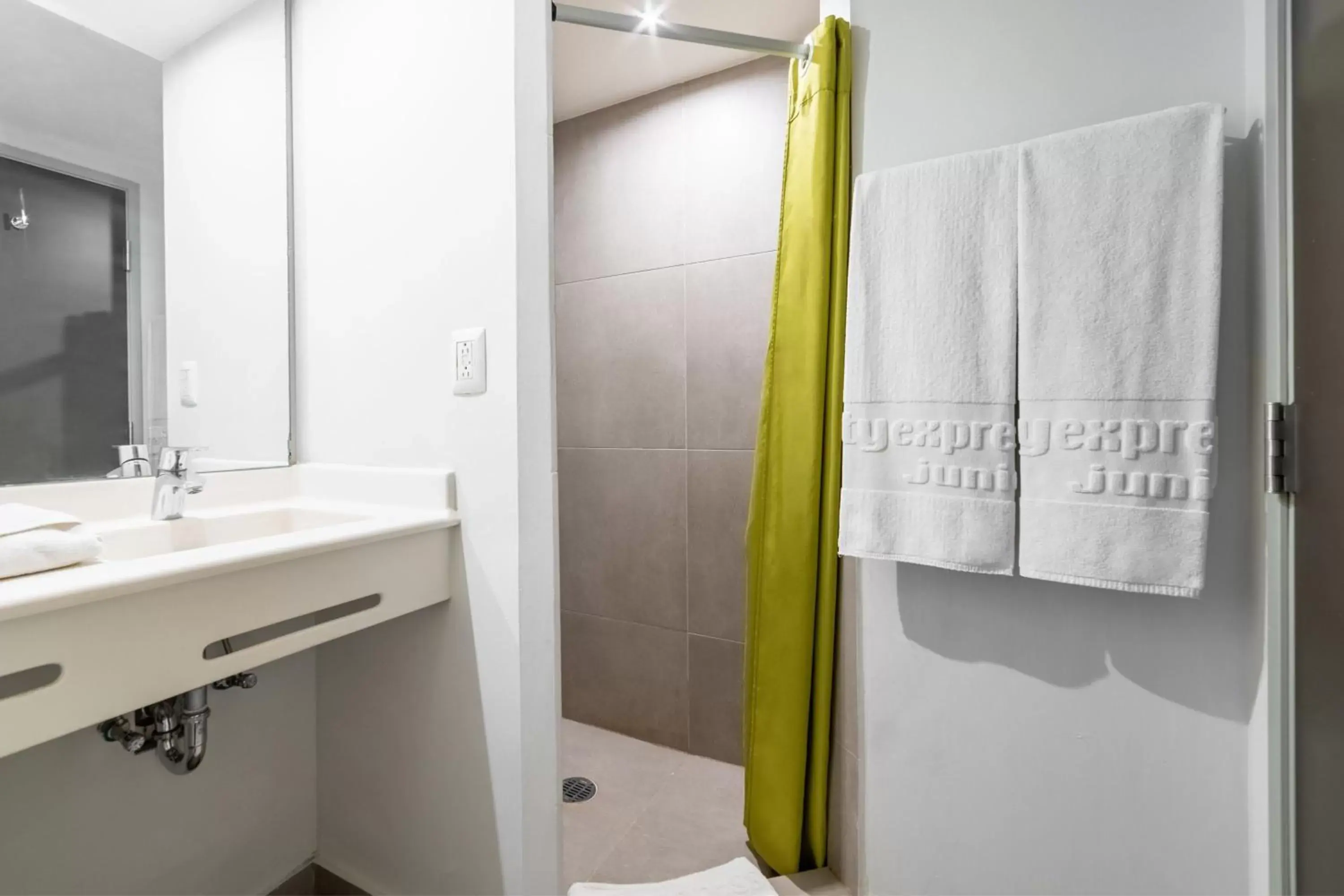 Photo of the whole room, Bathroom in City Express Junior by Marriott Villahermosa