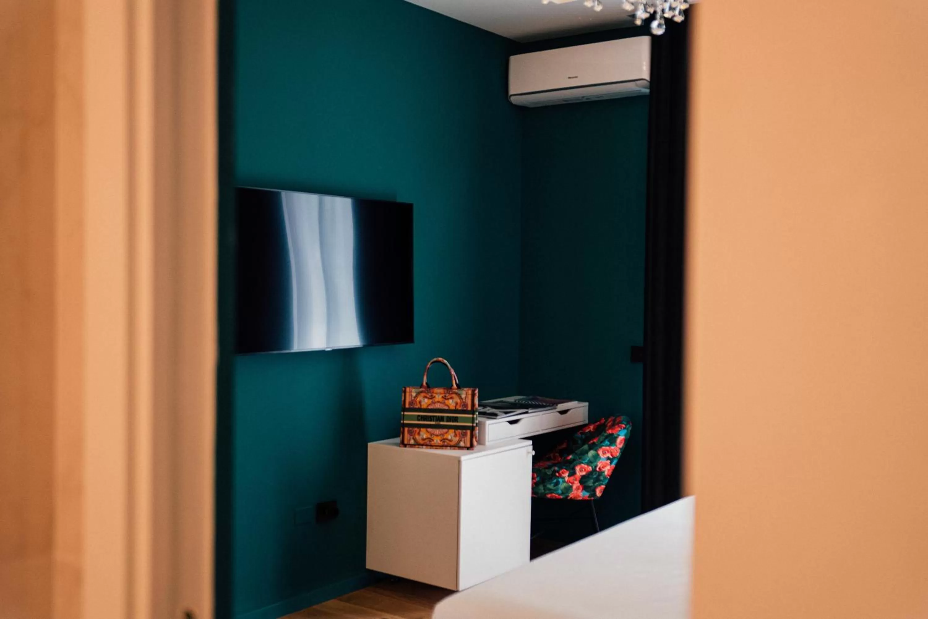 TV and multimedia in Aron Only Suites Bed and Breakfast