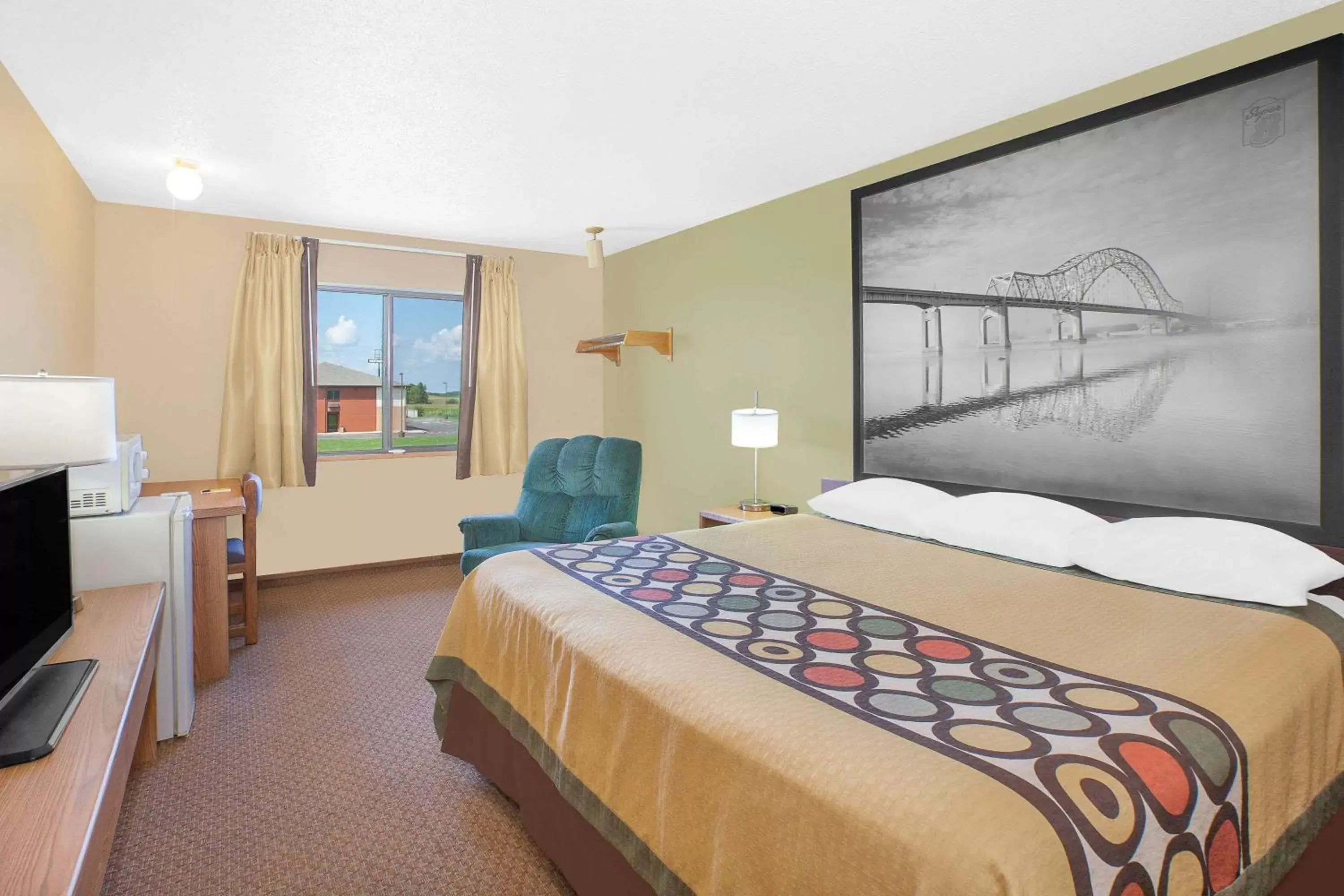 Photo of the whole room, Bed in Super 8 by Wyndham Mt Pleasant