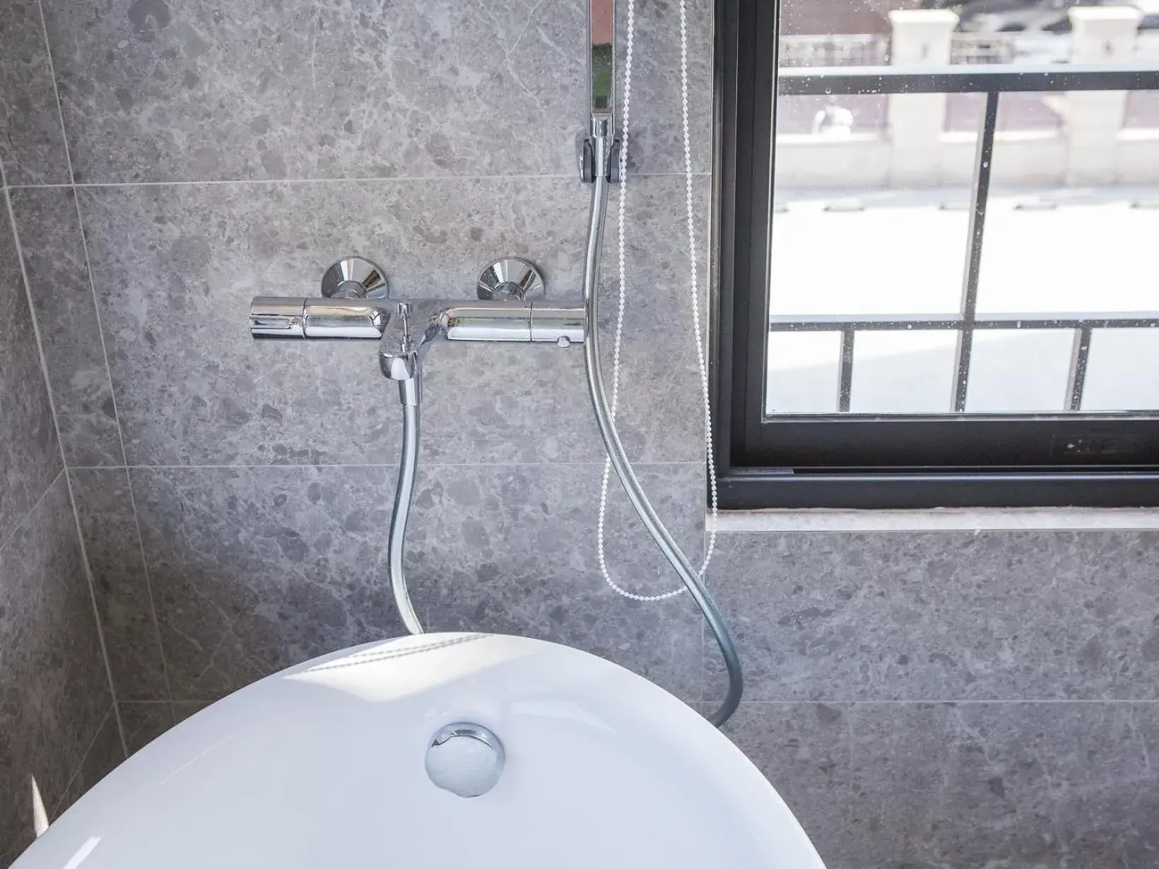 Bathroom in Hôtel de Ľeau