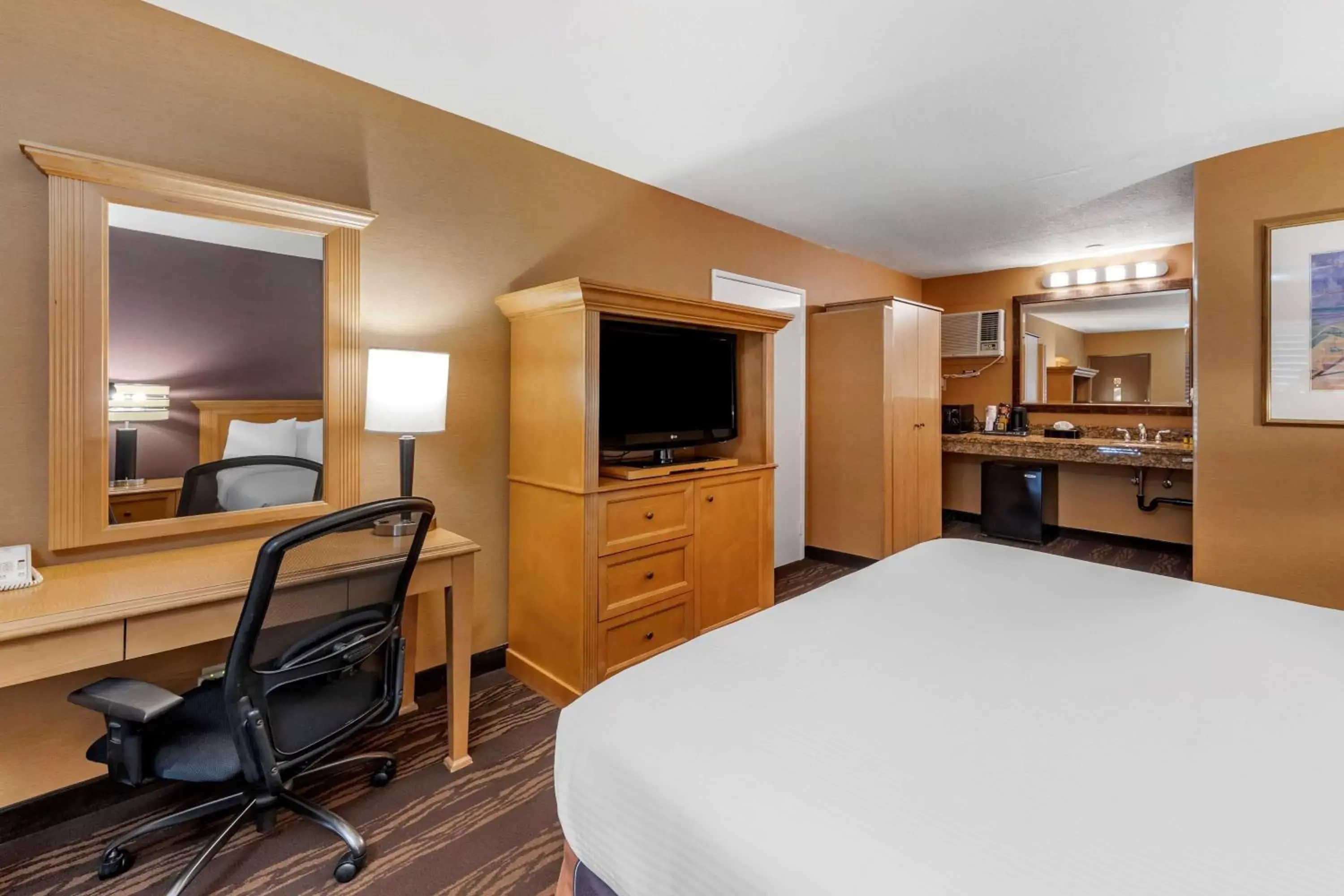 Bedroom, TV/Entertainment Center in Best Western Plus Stovall's Inn