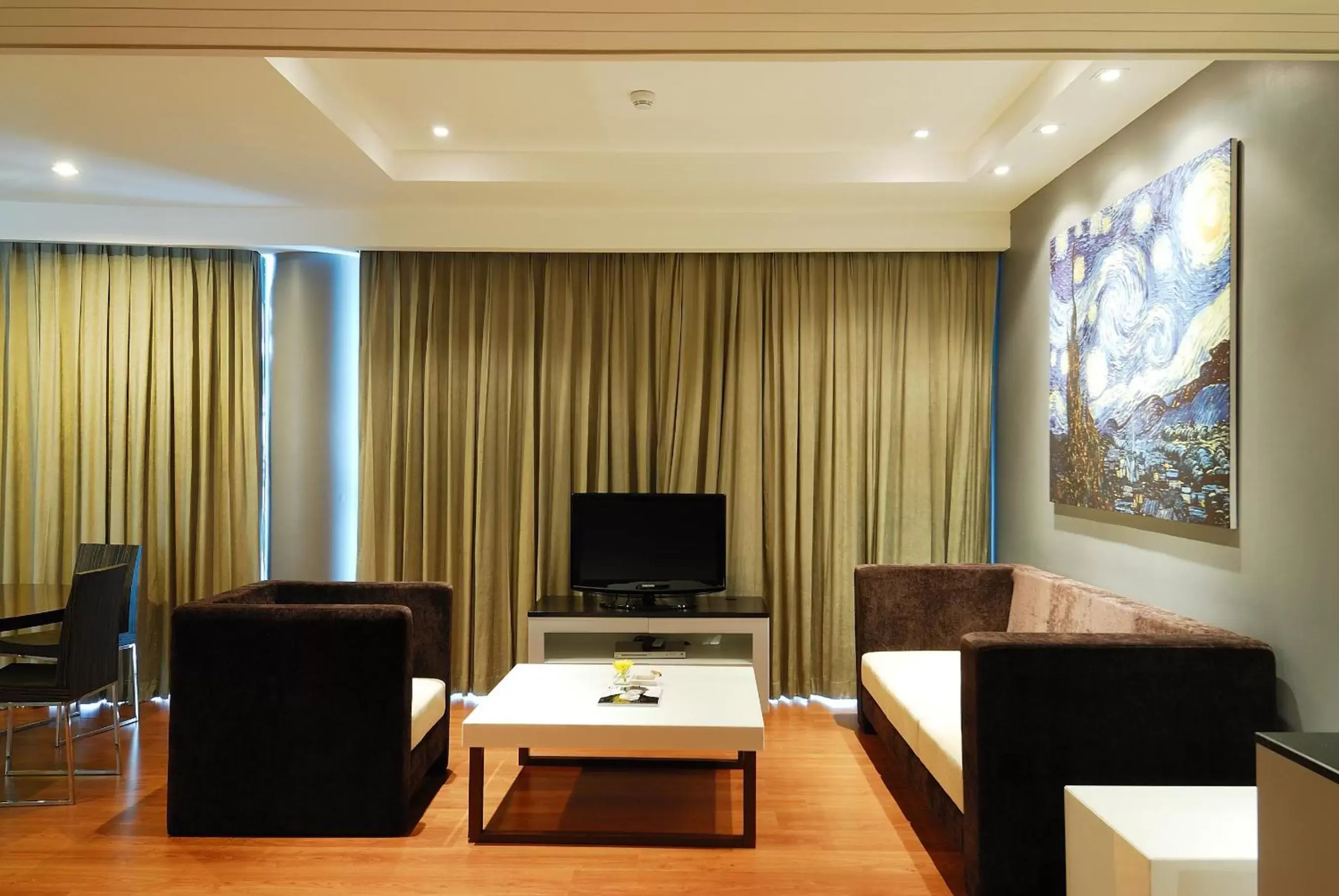 Living room, TV/Entertainment Center in The Zign Hotel