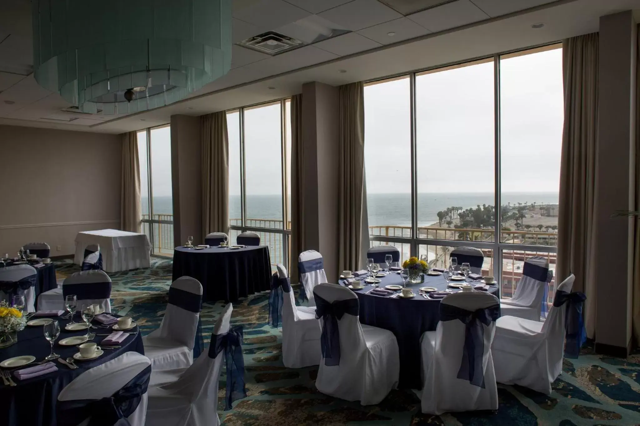 Meeting/conference room, Restaurant/Places to Eat in Crowne Plaza Hotel Ventura Beach, an IHG Hotel