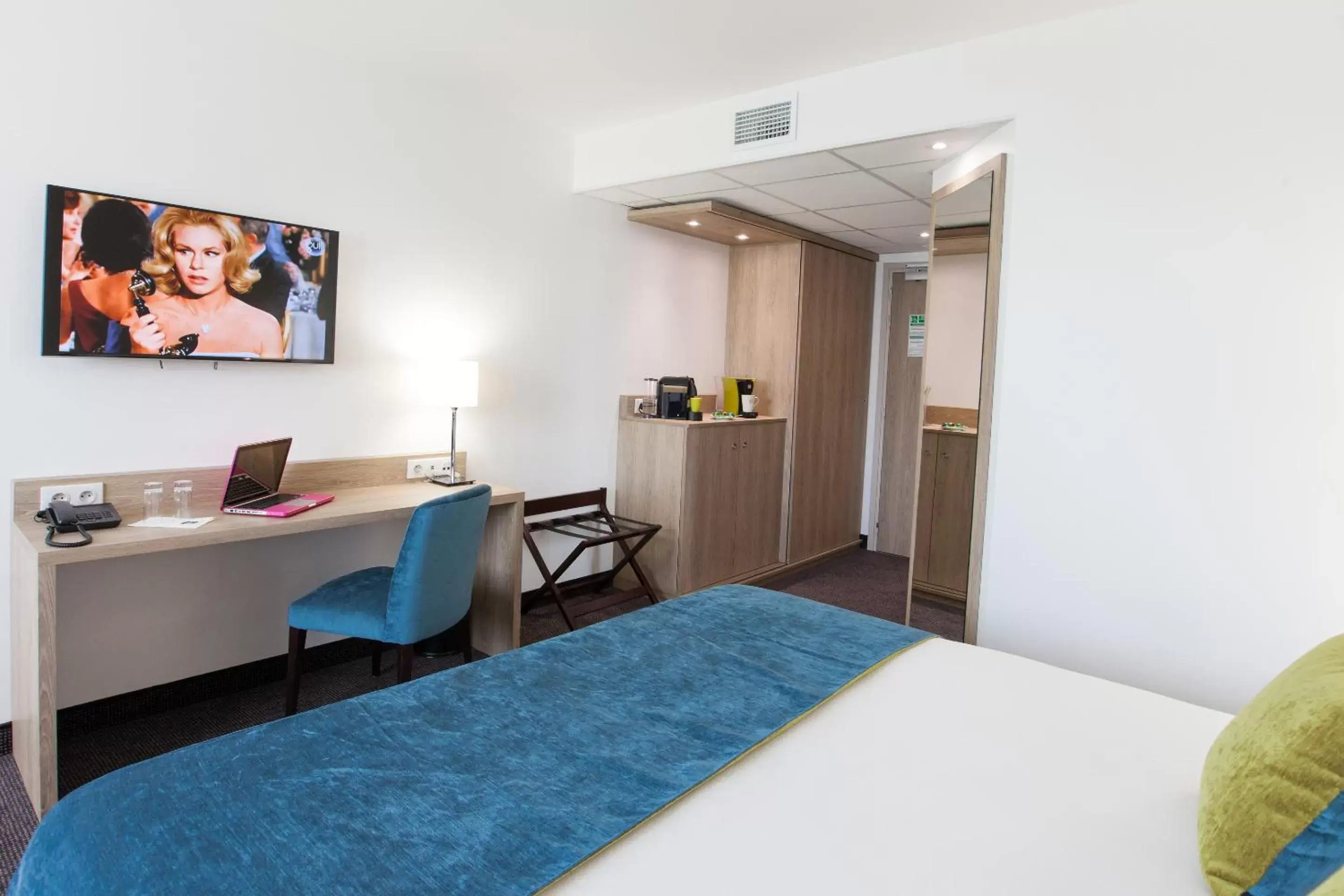 Bedroom, TV/Entertainment Center in Best Western Hotel Le Bordeaux Sud