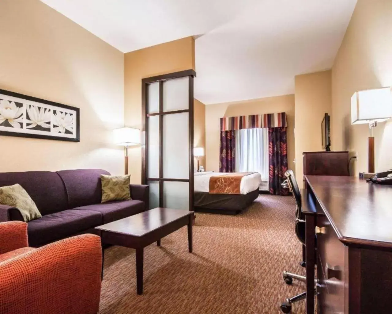 Photo of the whole room, Seating Area in Comfort Suites Pecos