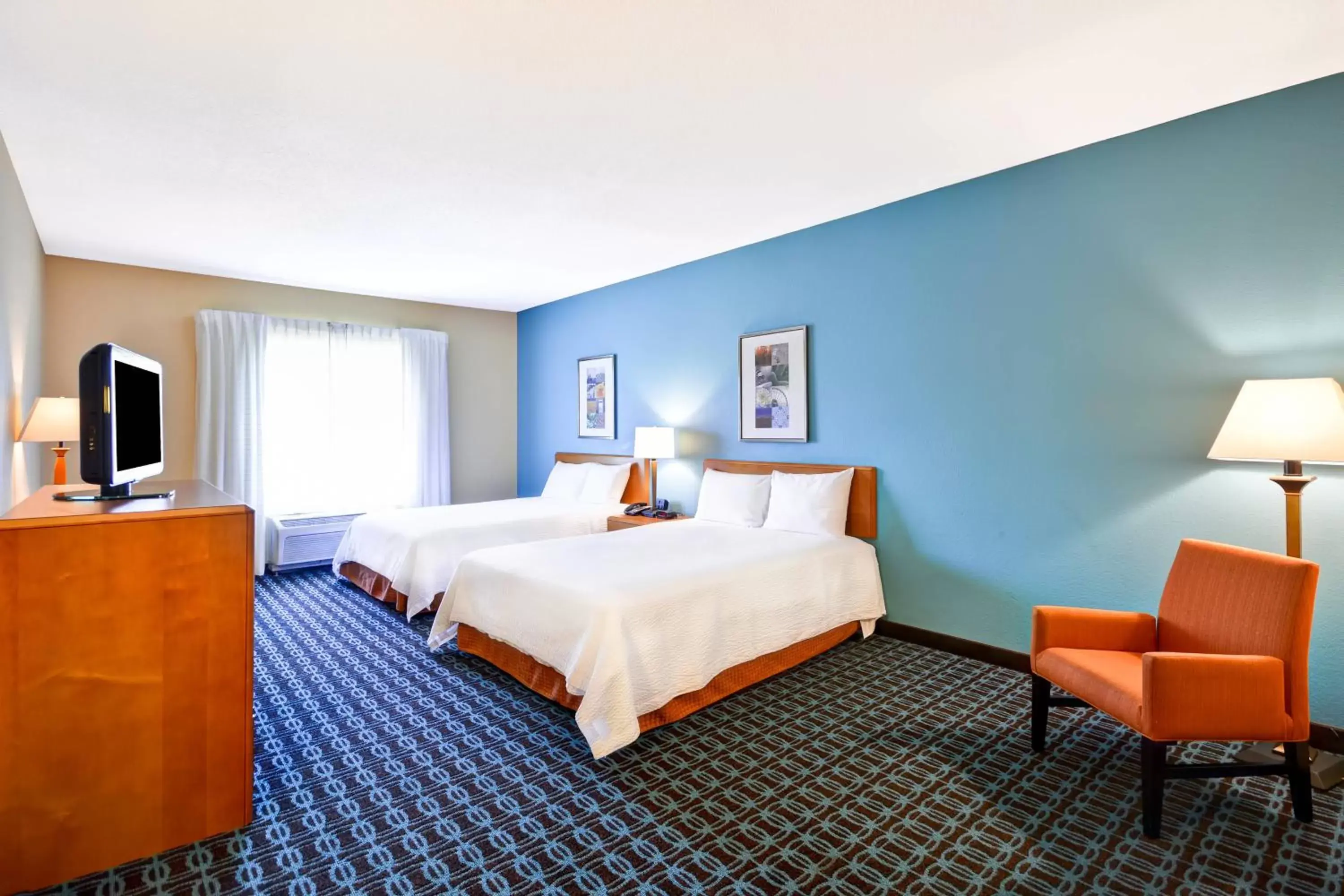 Photo of the whole room, Bed in Fairfield Inn and Suites by Marriott Birmingham Fultondale / I-65