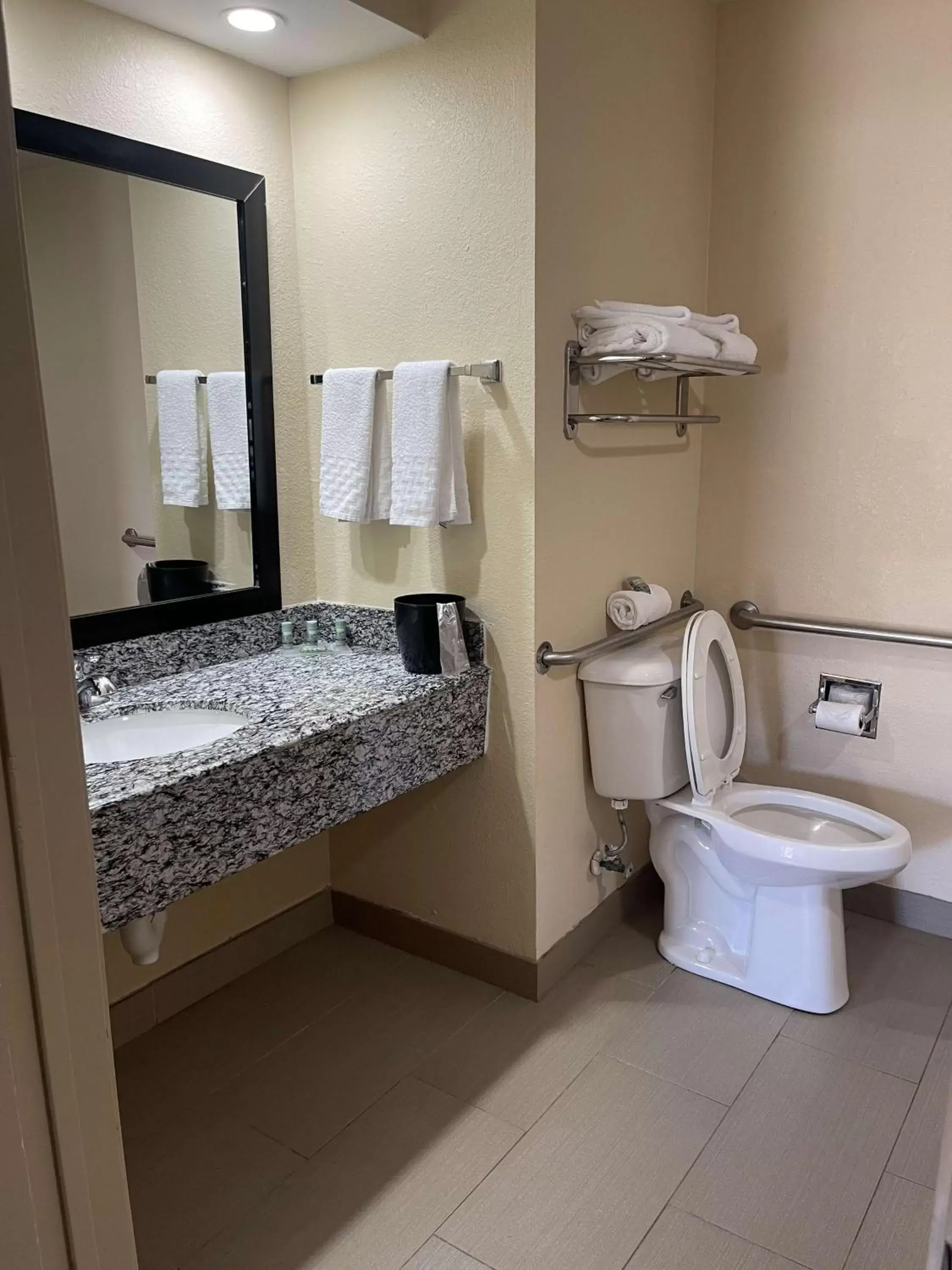 King Room with Bath Tub - Disability Access/Non-Smoking in Best Western Eunice King Room with Bath Tub - Disability Access/Non-Smoking in Best Western Eunice