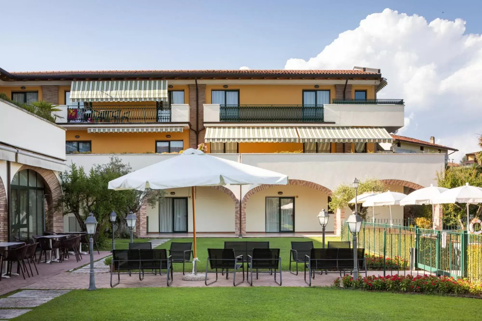 Restaurant/places to eat, Property Building in Le Terrazze sul Lago Hotel & Residence