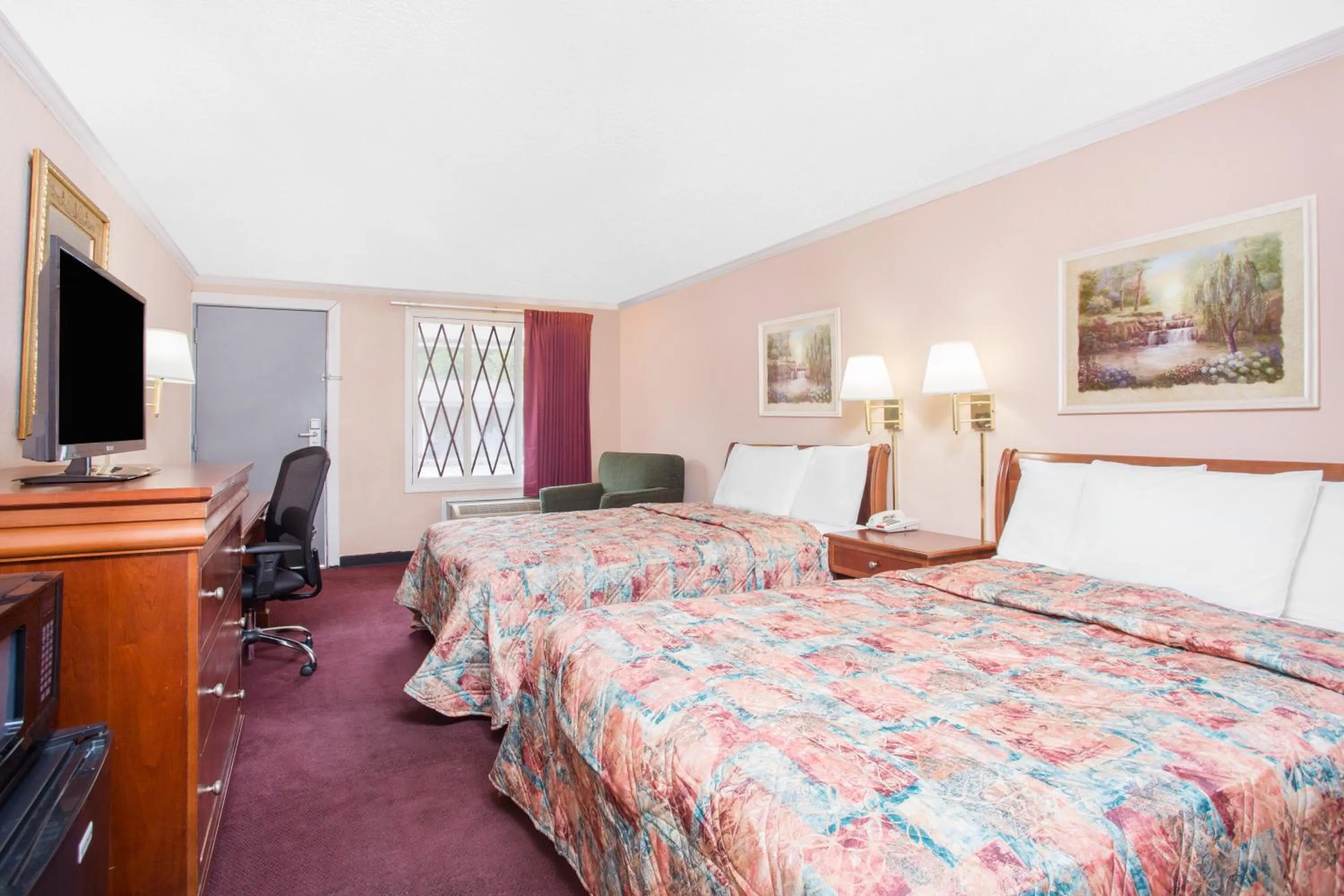 Photo of the whole room, Bed in Knights Inn - Augusta