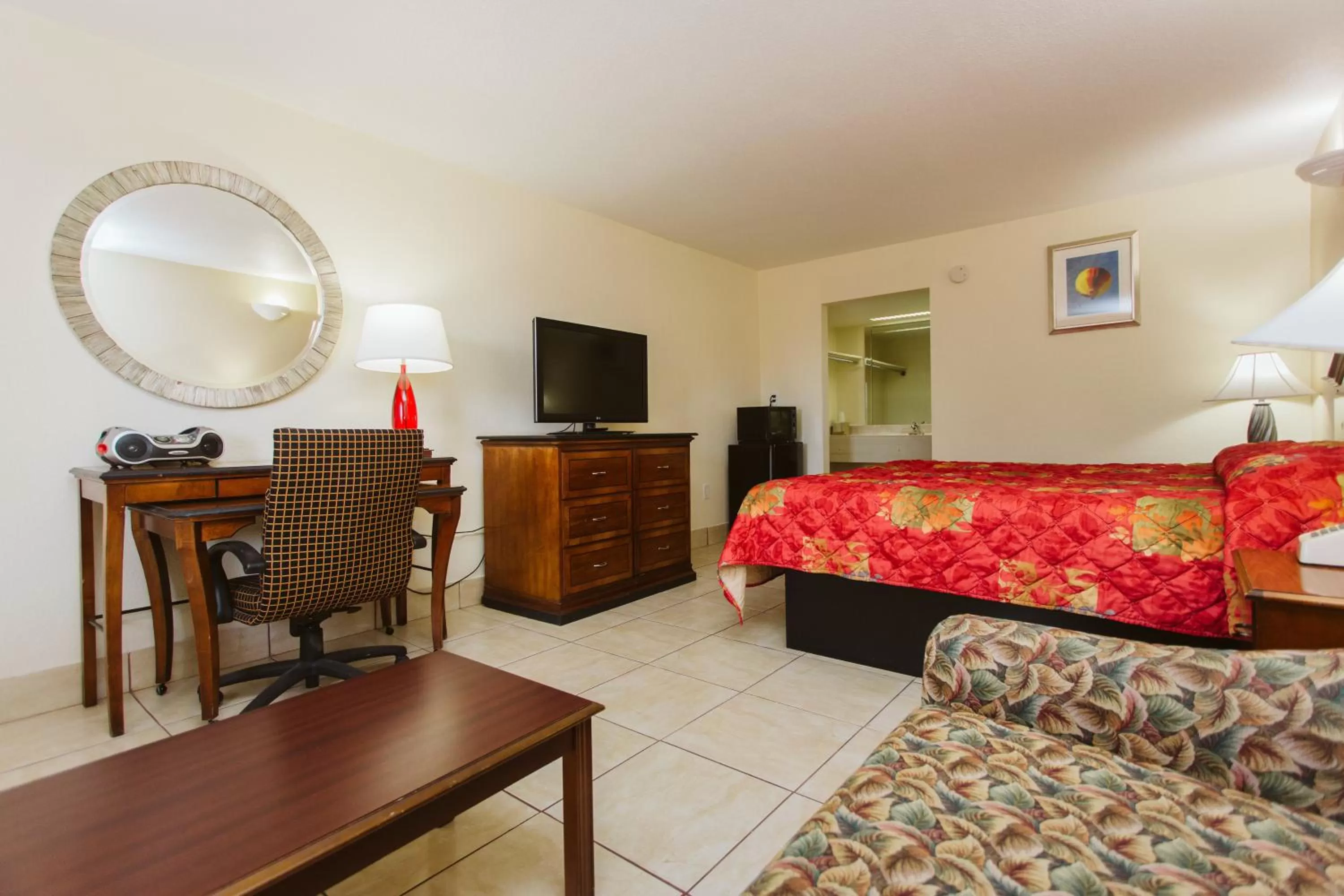 Photo of the whole room in Space City Inn