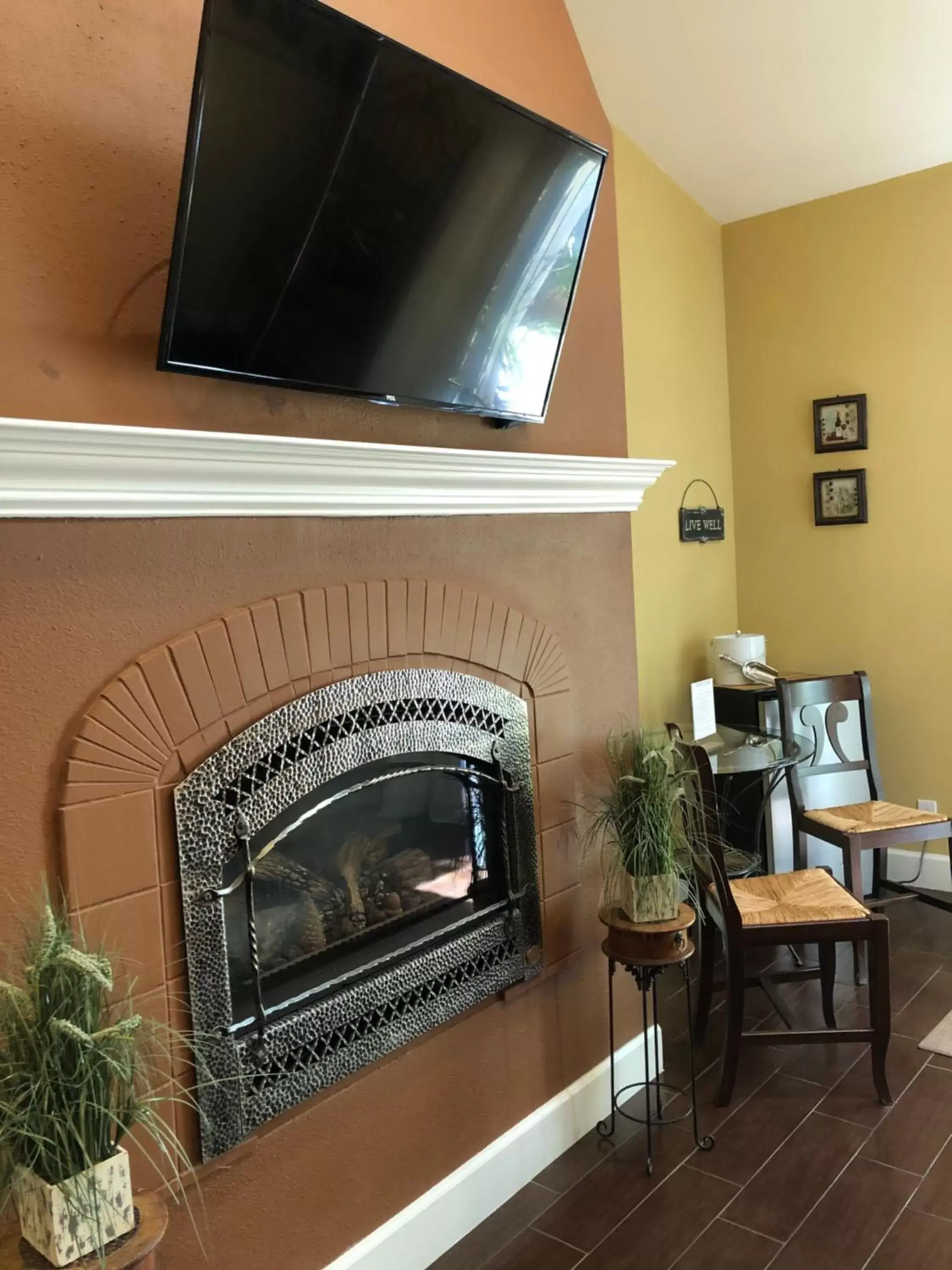 TV/Entertainment Center in Glen Ellen Inn Secret Cottages