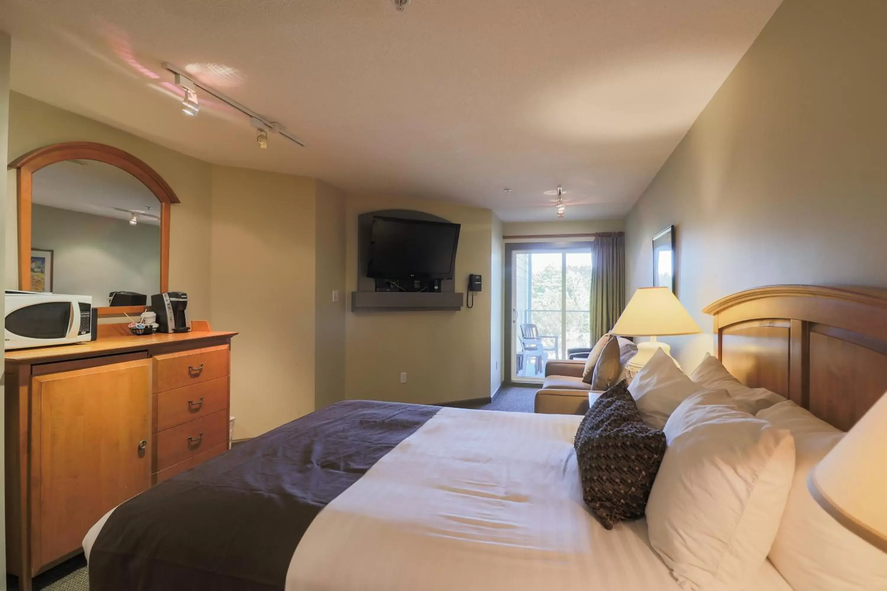 Bedroom, Bed in Pacific Shores Resort & Spa