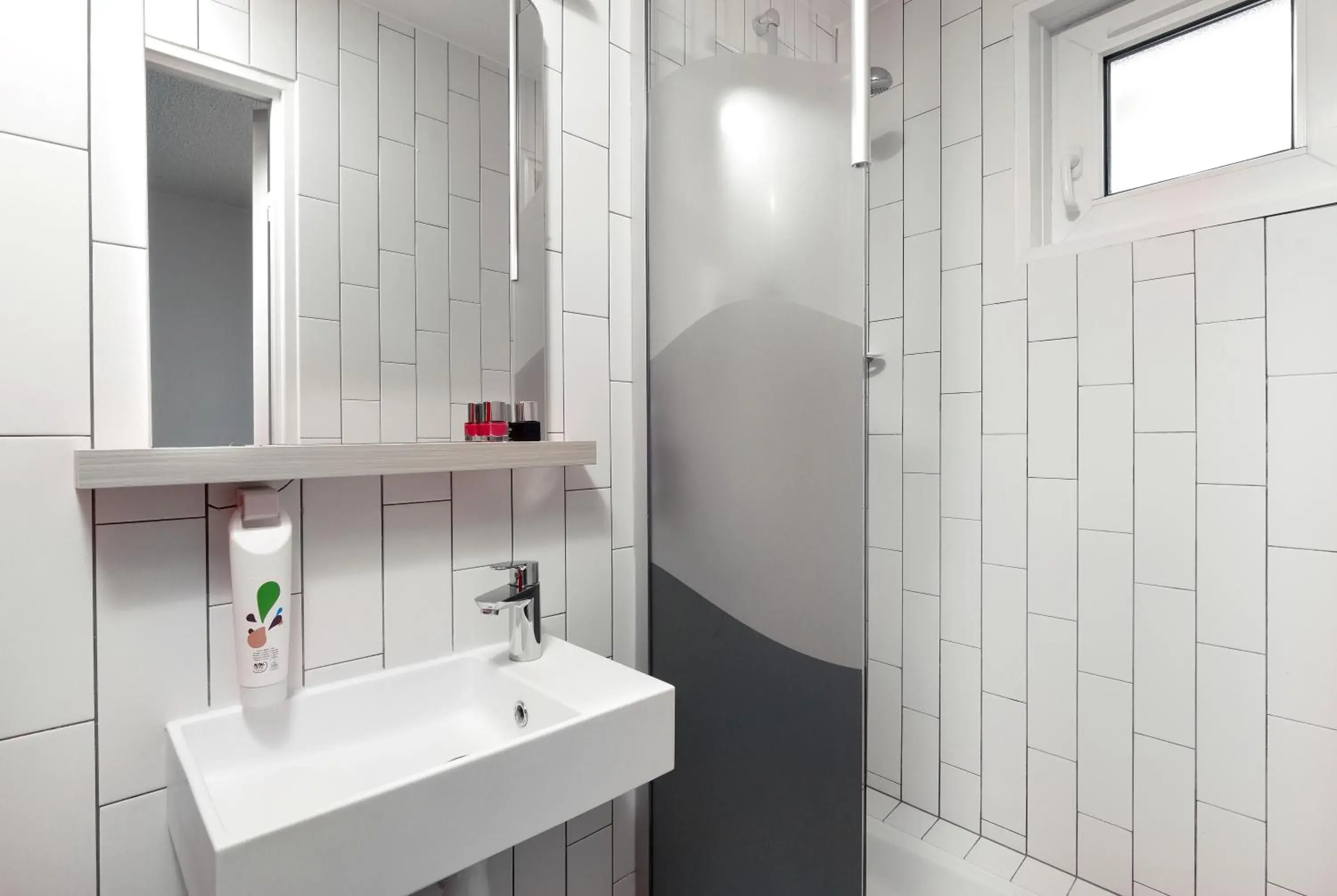 Shower, Bathroom in ibis Styles Vichy Centre