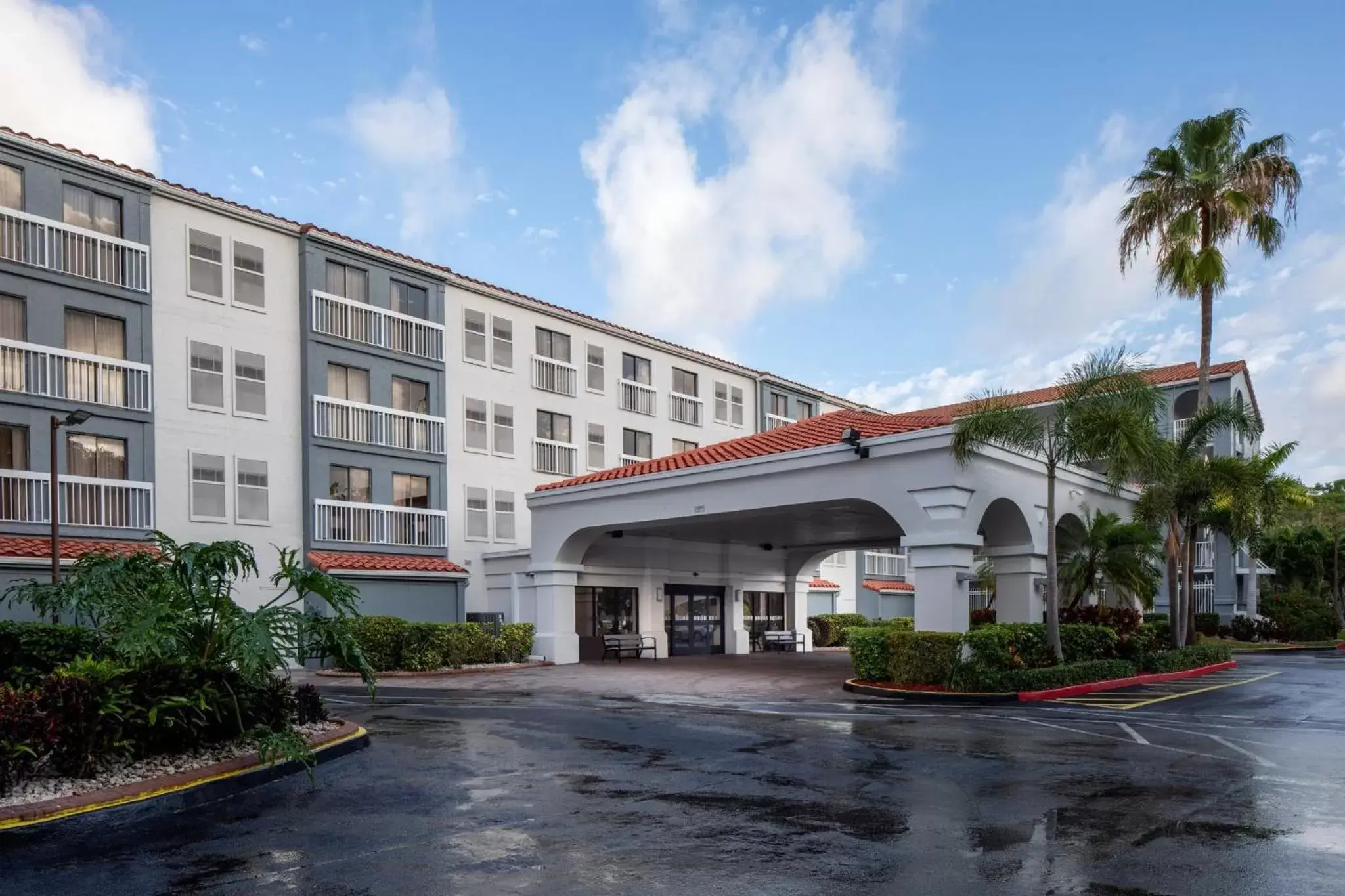 Property Building in Holiday Inn & Suites Boca Raton - North