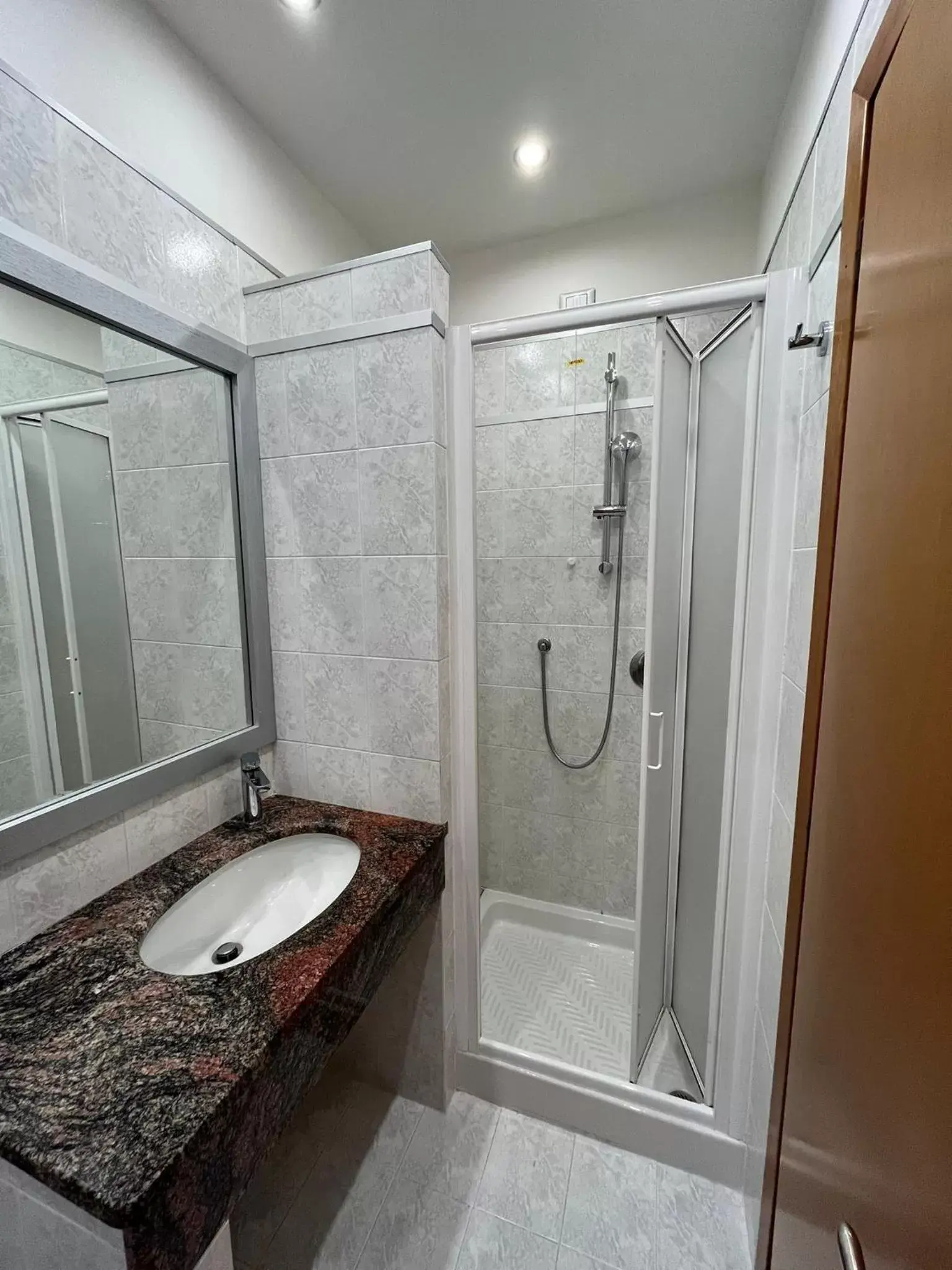 Shower, Bathroom in Hotel Alinari