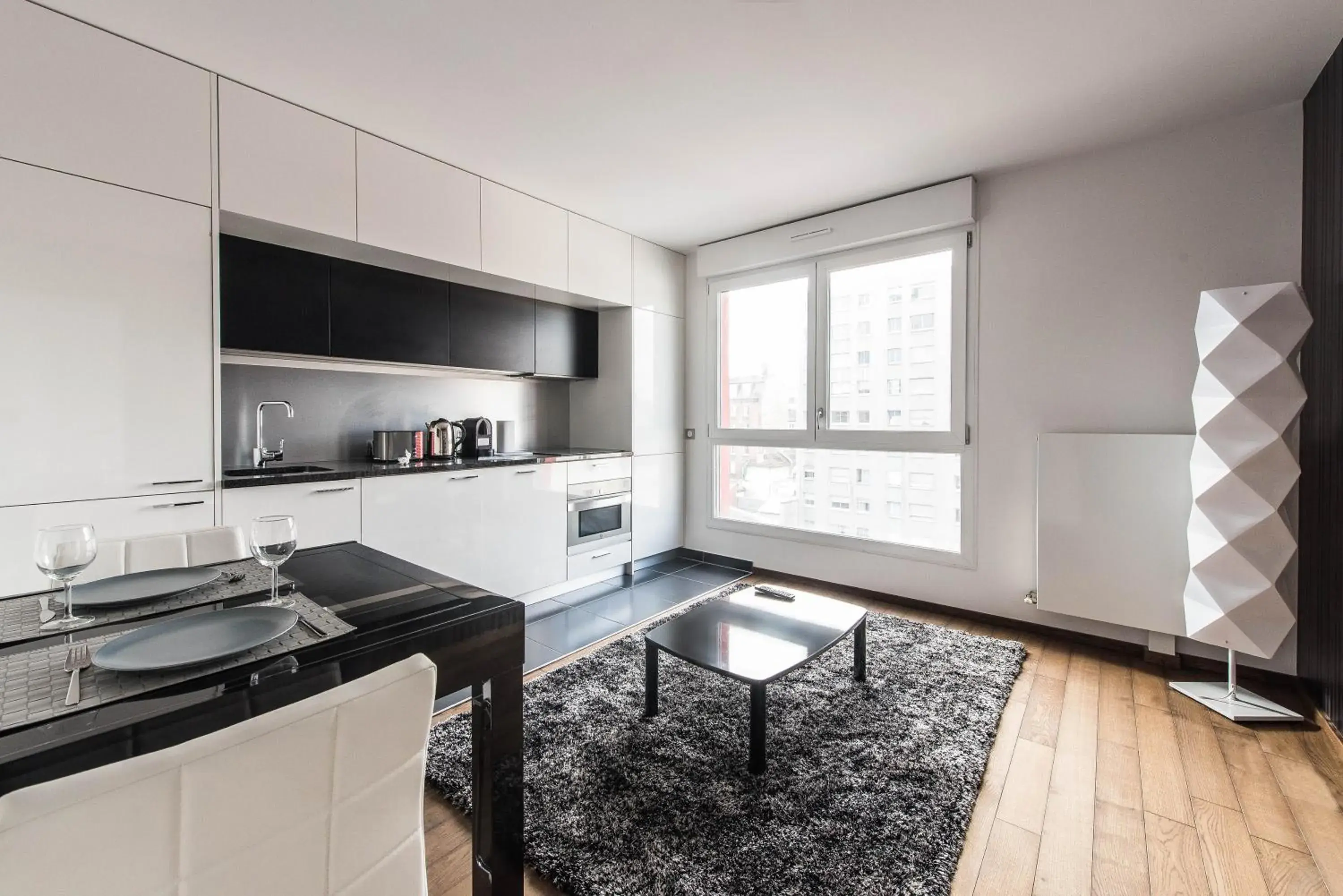 Living room, Kitchen/Kitchenette in Les Appartements Paris Clichy