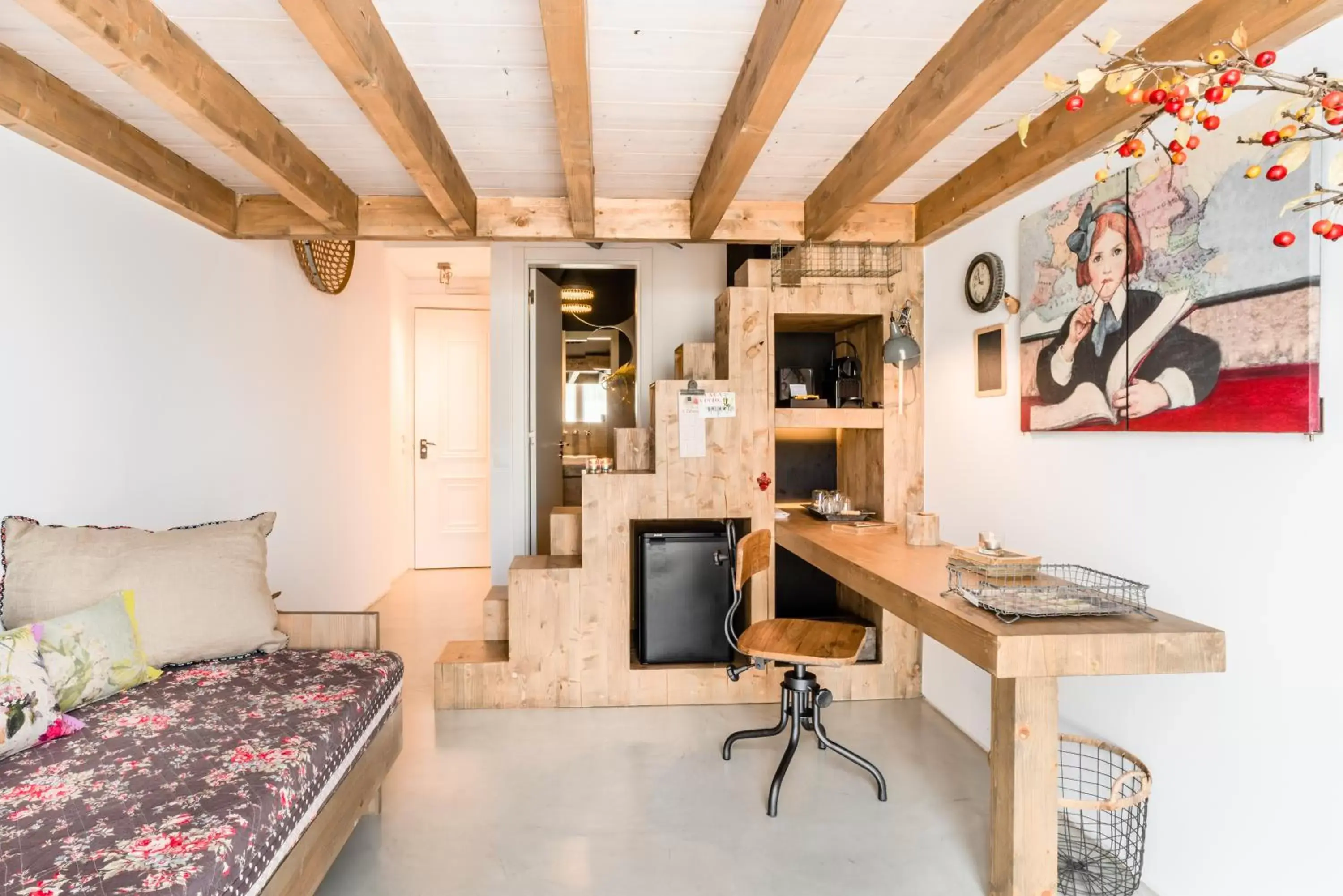 Bed, Seating Area in Colégio Charm House