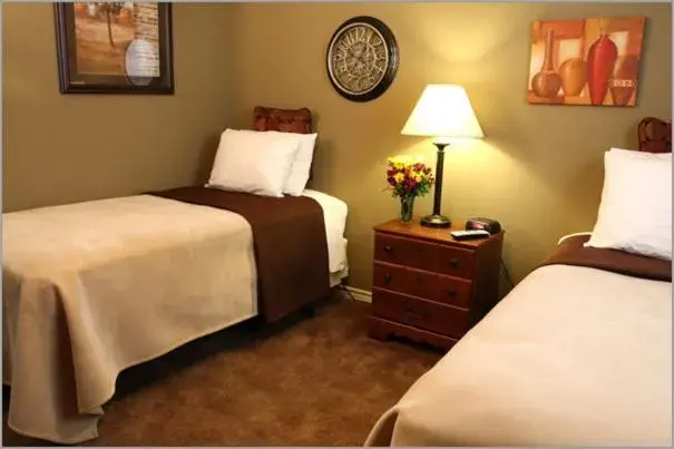 Bedroom, Bed in Eagle's Den Suites Cotulla a Travelodge by Wyndham