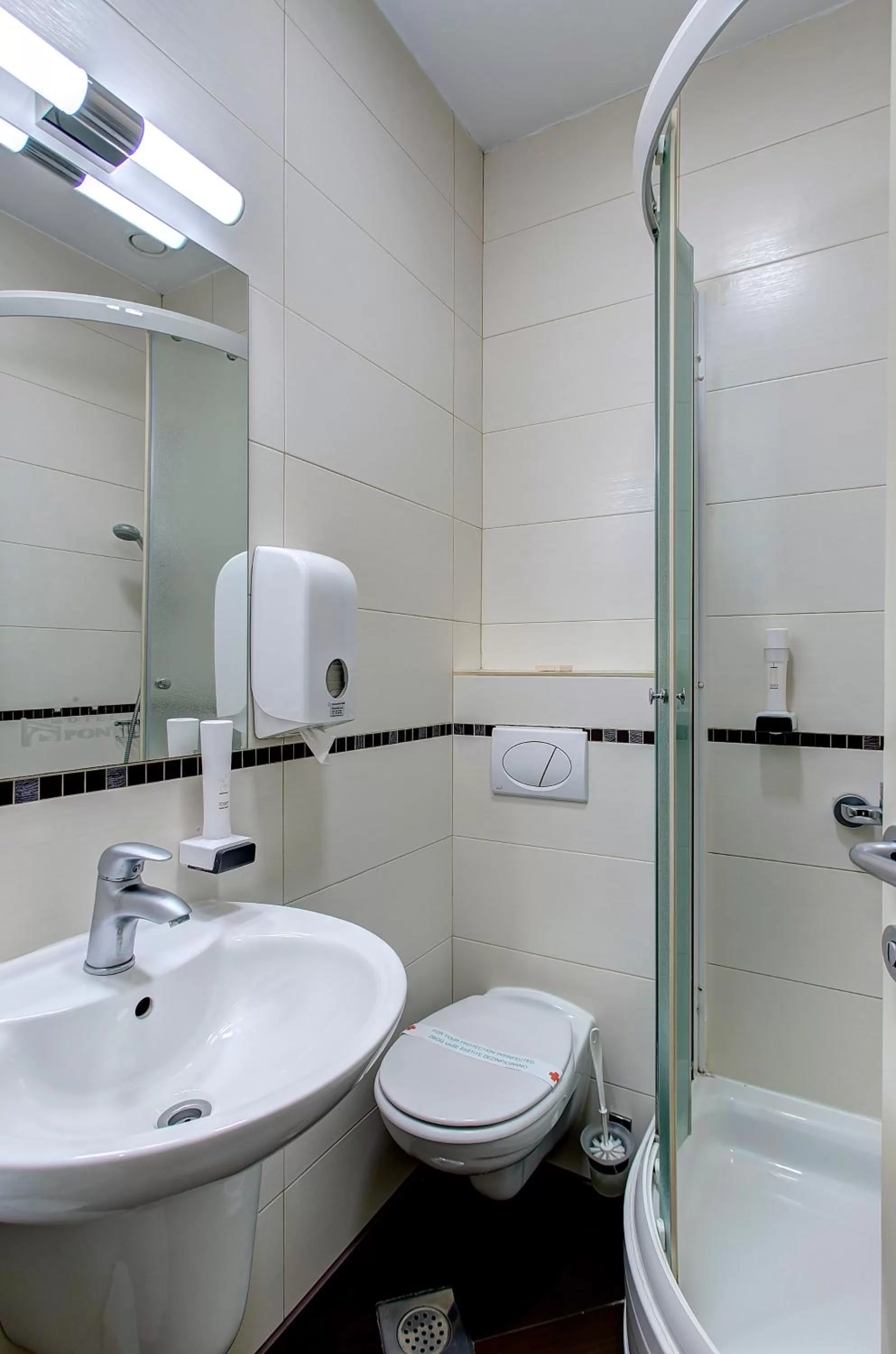 Shower in Hotel Le Pont