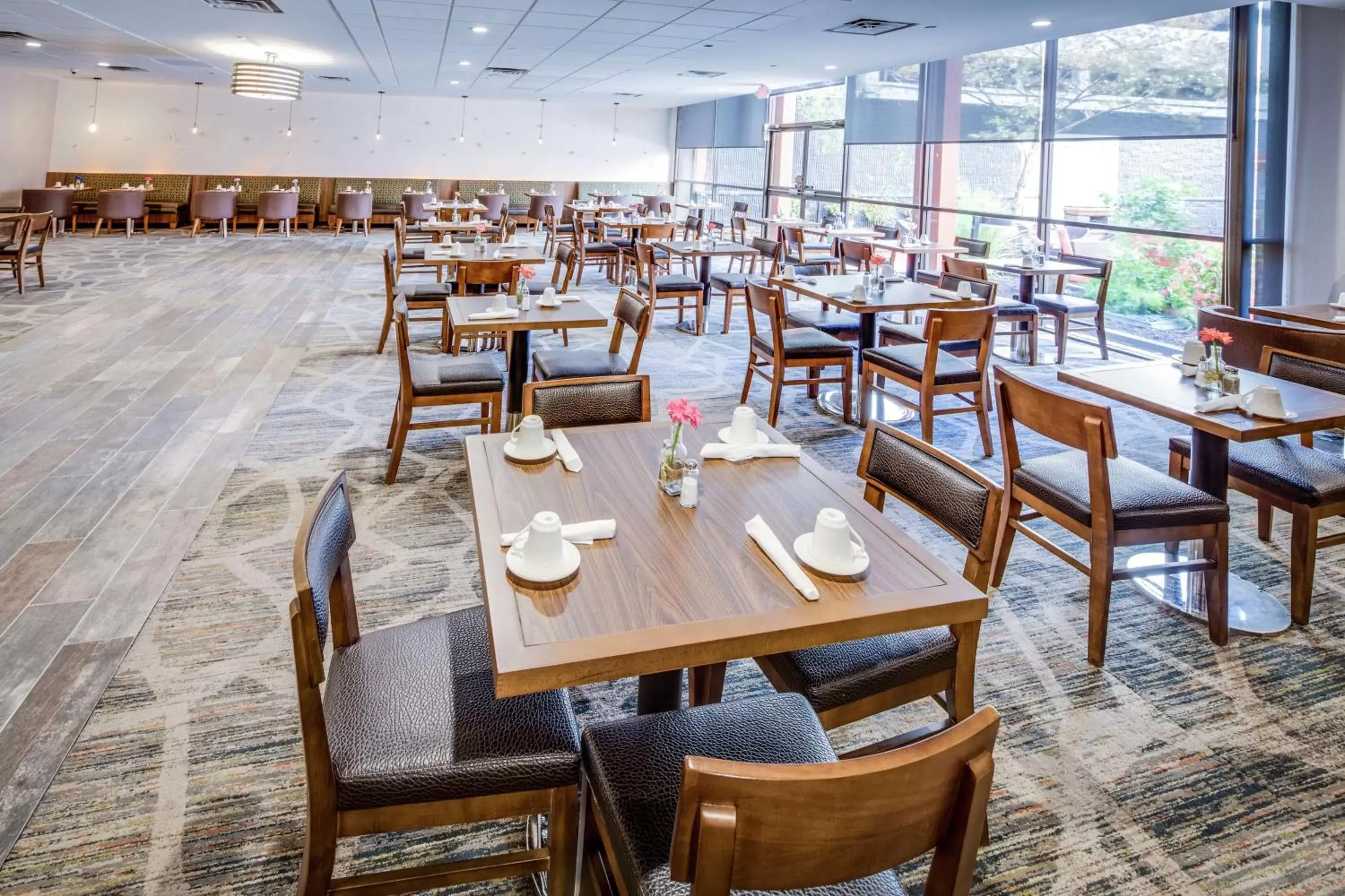 Dining area, Restaurant/Places to Eat in DoubleTree by Hilton Huntington, WV